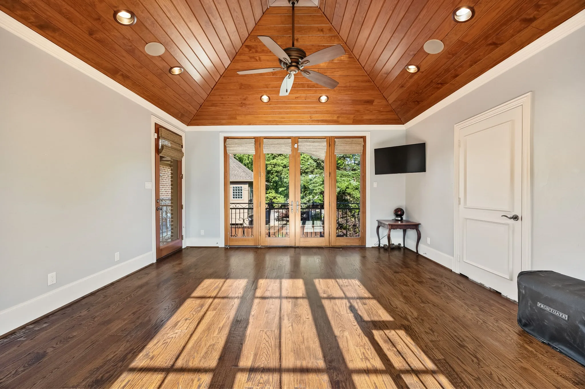 Recreation Room with closet