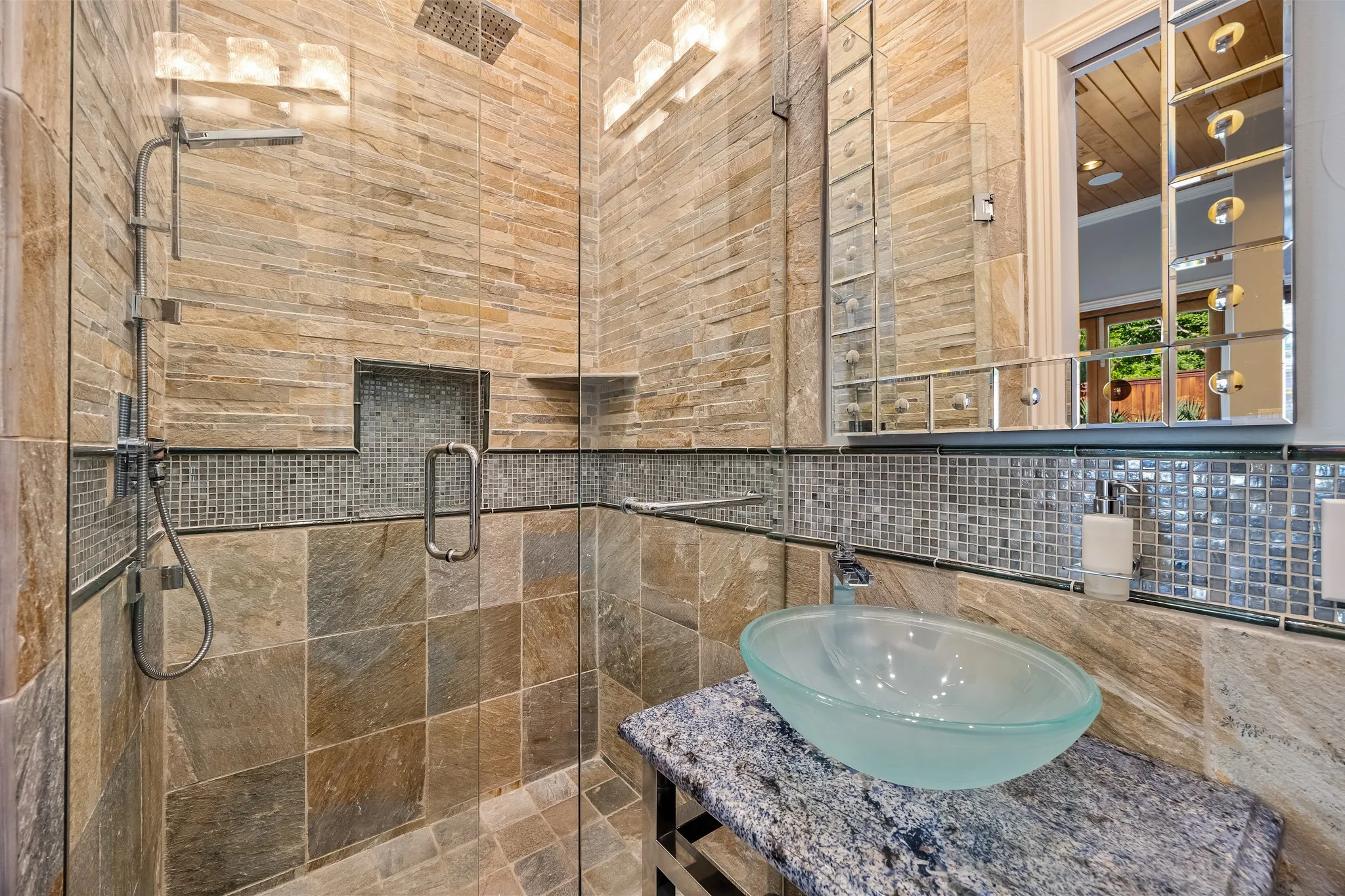 Poolside Entertaining Room private full Bath.