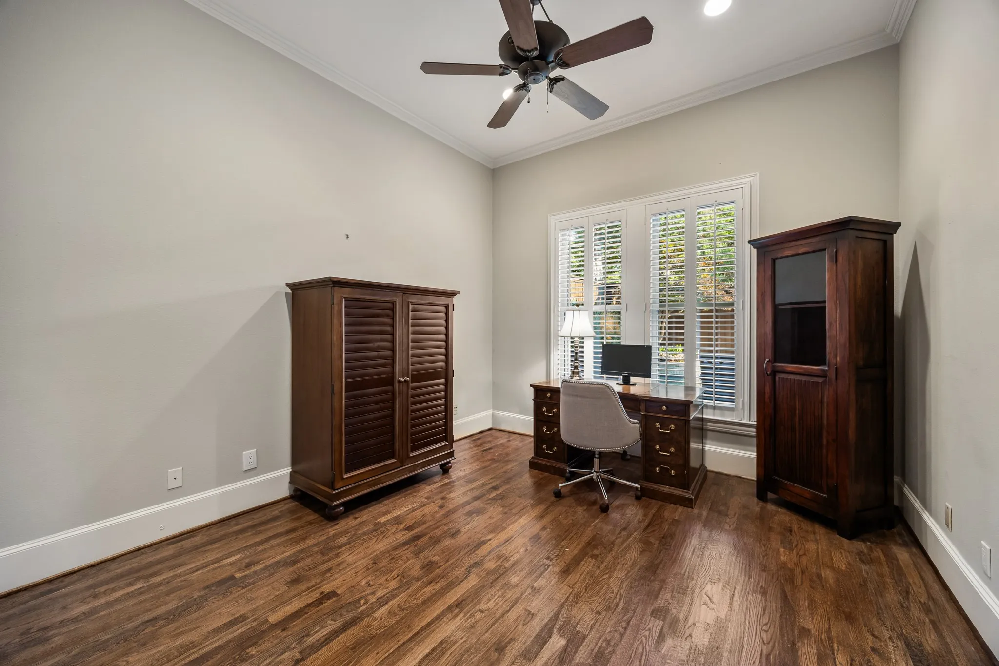 1st Floor office /Extra bedroom with 2 closets