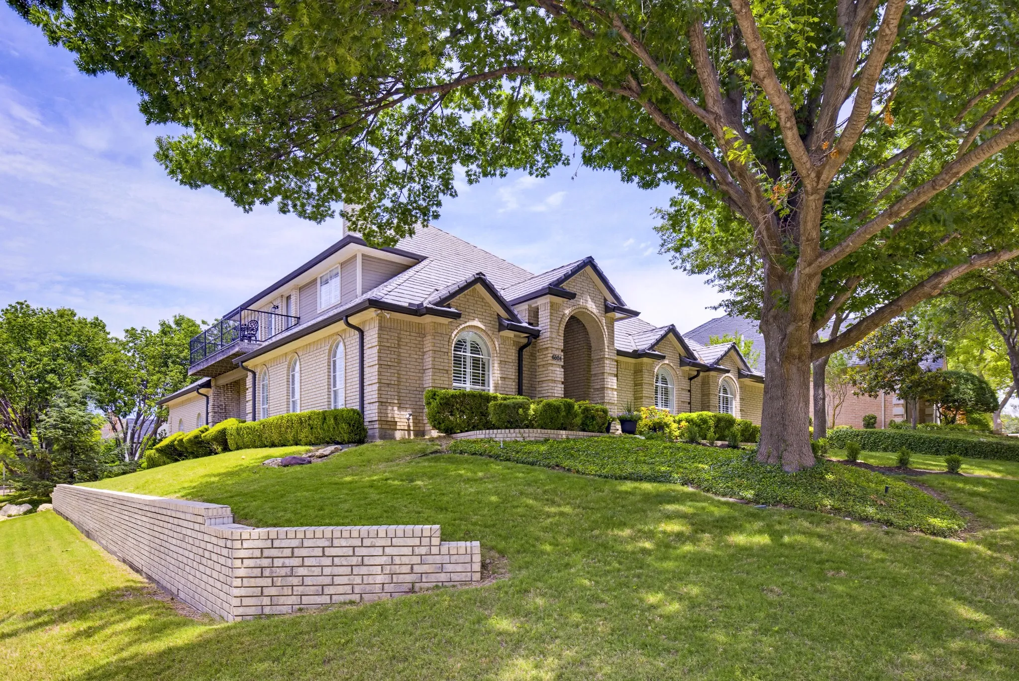 Single Family Residence For Sale in Tarrant County , 6524 Shoal Creek Road, Fort Worth, Texas 76132, 3 Bedrooms, 3 Bathrooms, 3 Garage spaces, 3,008 Sqft, built in 1994, Price $975,000, mls#21271057, Real Estate Agent in Fort Worth, Homes For Sale in Tarrant county, Homes For Sale in Fort Worth, Realtor in Fort Worth Texas, Real Estate Brokerage Independent Realty Texas, Luminita Cordes Realtor