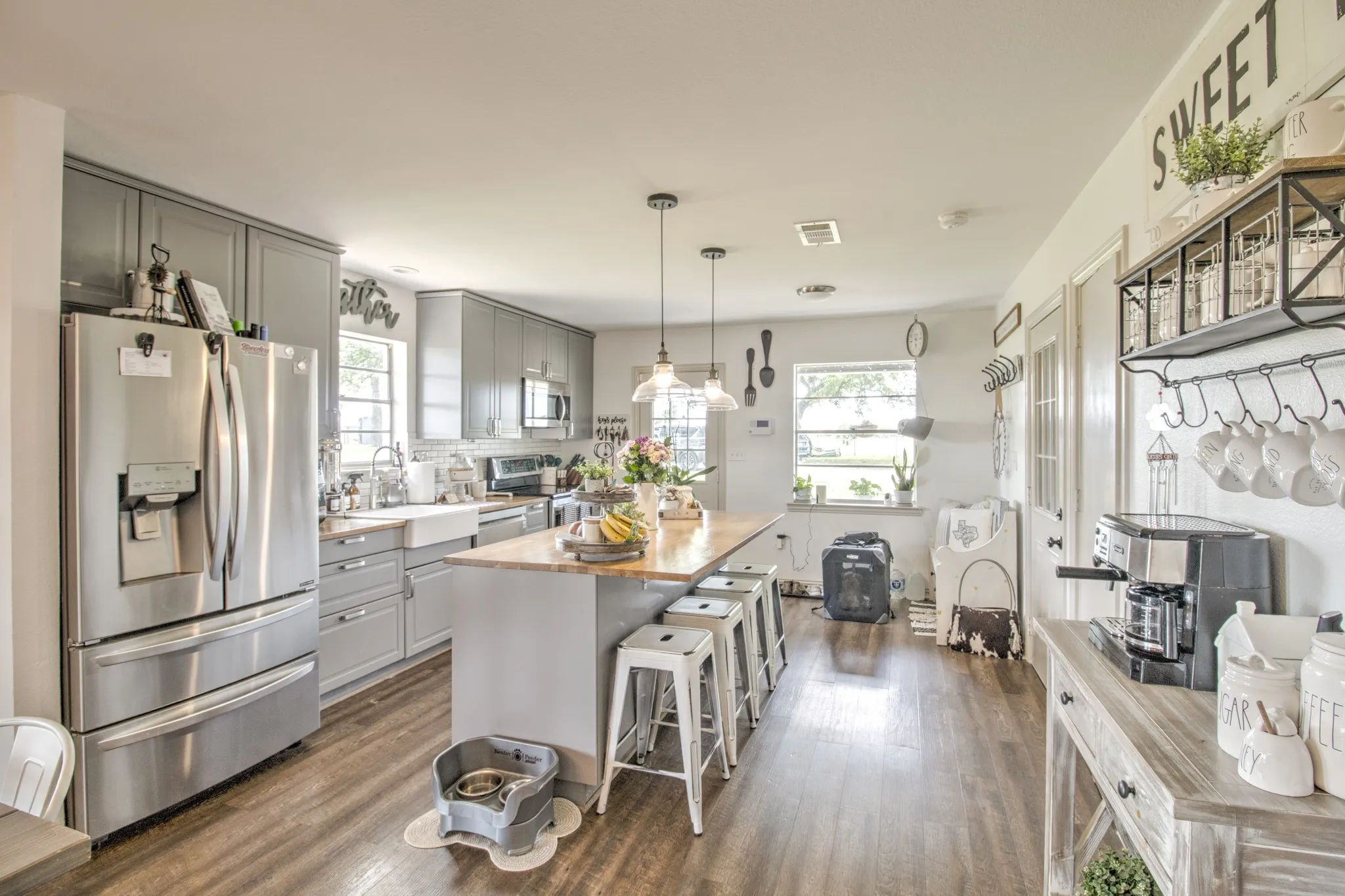 Beautiful Farm Style Kitchen!!!