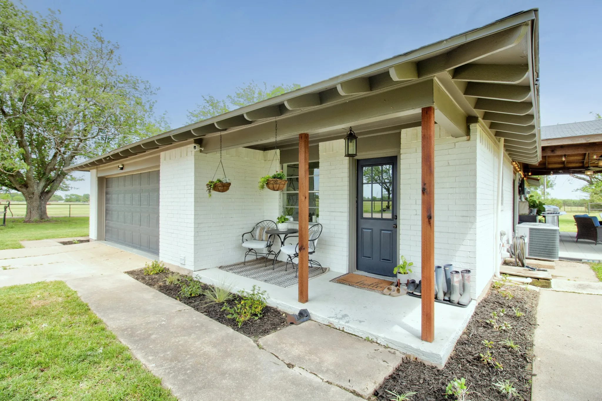 Side covered patio, perfect for watching sunsets!