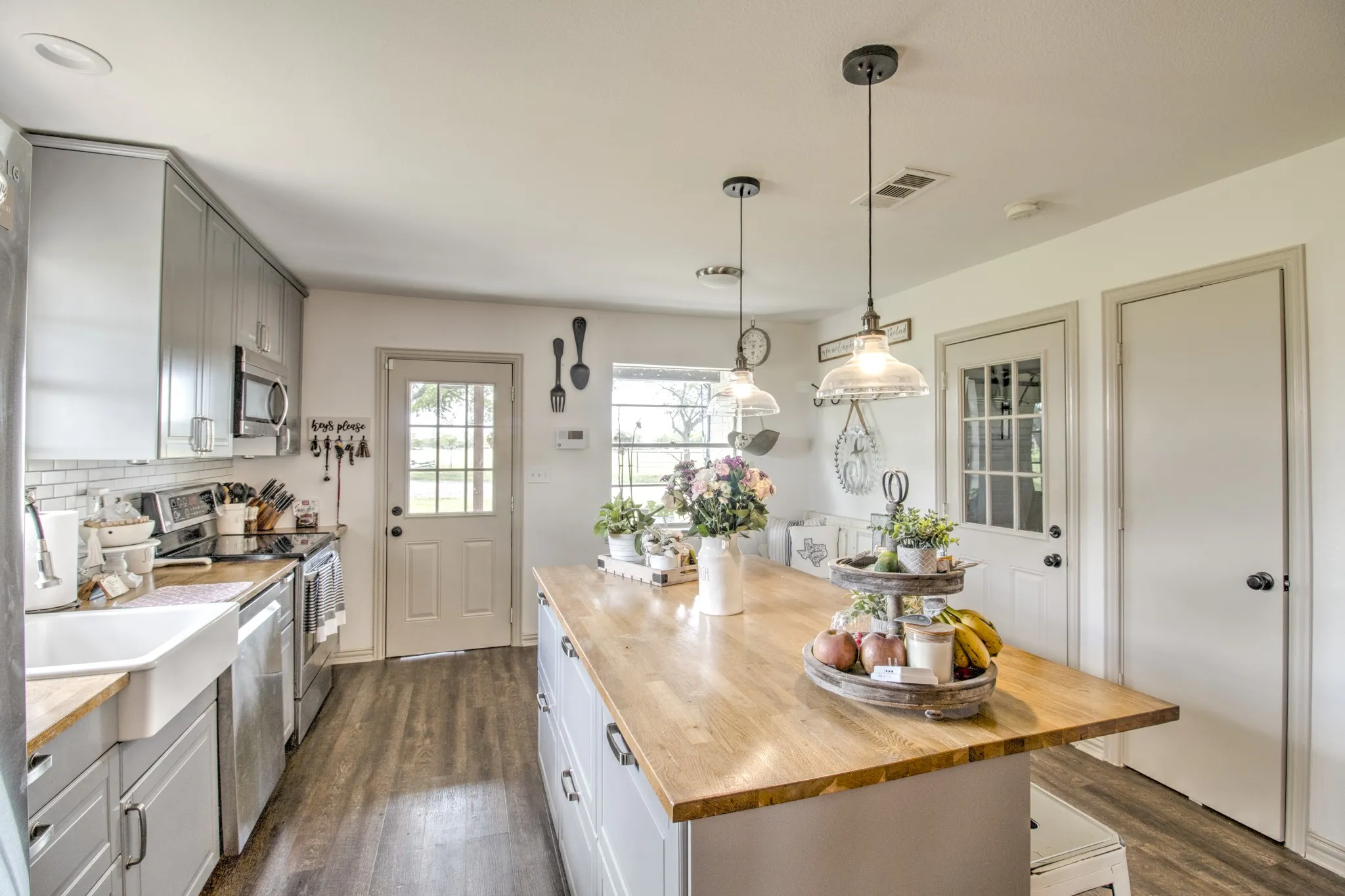 Enjoy cooking up your family's favorite meal with lost of counter space!