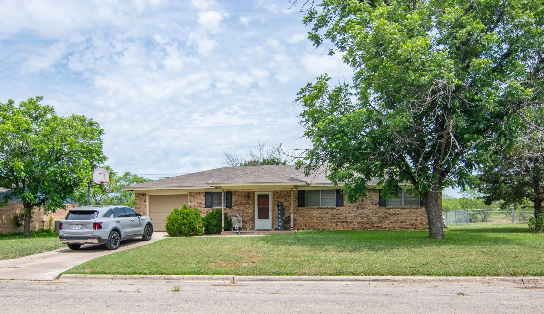 Single Family Residence For Sale in Brown County , 3814 Crestridge Drive, Brownwood, Texas 76801, 3 Bedroom, 2 Bathroom, 1 Garage spaces, 1,176 Sqft, built in 1977, mls#21274301, Real Estate Agent in Brownwood, Homes For Sale in Brown county, Homes For Sale in Brownwood, Realtor in Brownwood Texas, Real Estate Brokerage Independent Realty Texas, Luminita Cordes Realtor