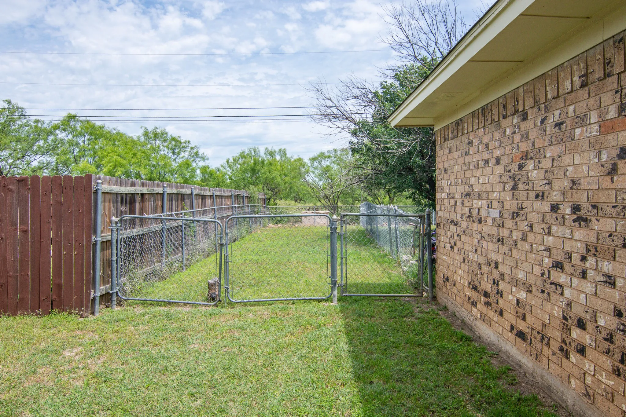 Single Family Residence For Sale in Brown County , 3814 Crestridge Drive, Brownwood, Texas 76801, 3 Bedroom, 2 Bathroom, 1 Garage spaces, 1,176 Sqft, built in 1977, mls#21274301, Real Estate Agent in Brownwood, Homes For Sale in Brown county, Homes For Sale in Brownwood, Realtor in Brownwood Texas, Real Estate Brokerage Independent Realty Texas, Luminita Cordes Realtor