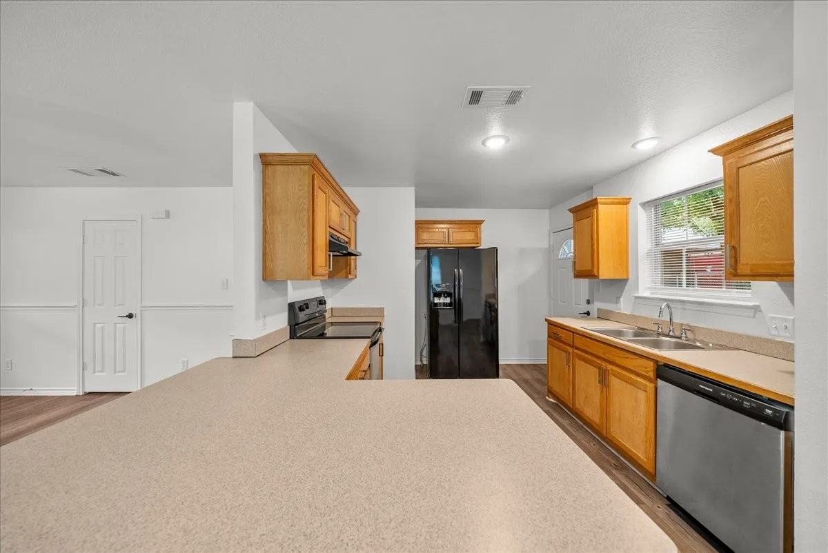 Single Family Residence For Rent in Grayson County , 404 W Day Street, Denison, Texas 75020, 3 Bedroom, 2 Bathroom, Garage spaces, 1,057 Sqft, built in 2007, mls#21274252, Real Estate Agent in Denison, Homes For Rent in Grayson county, Homes For Rent in Denison, Realtor in Denison Texas, Real Estate Brokerage Independent Realty Texas, Luminita Cordes Realtor