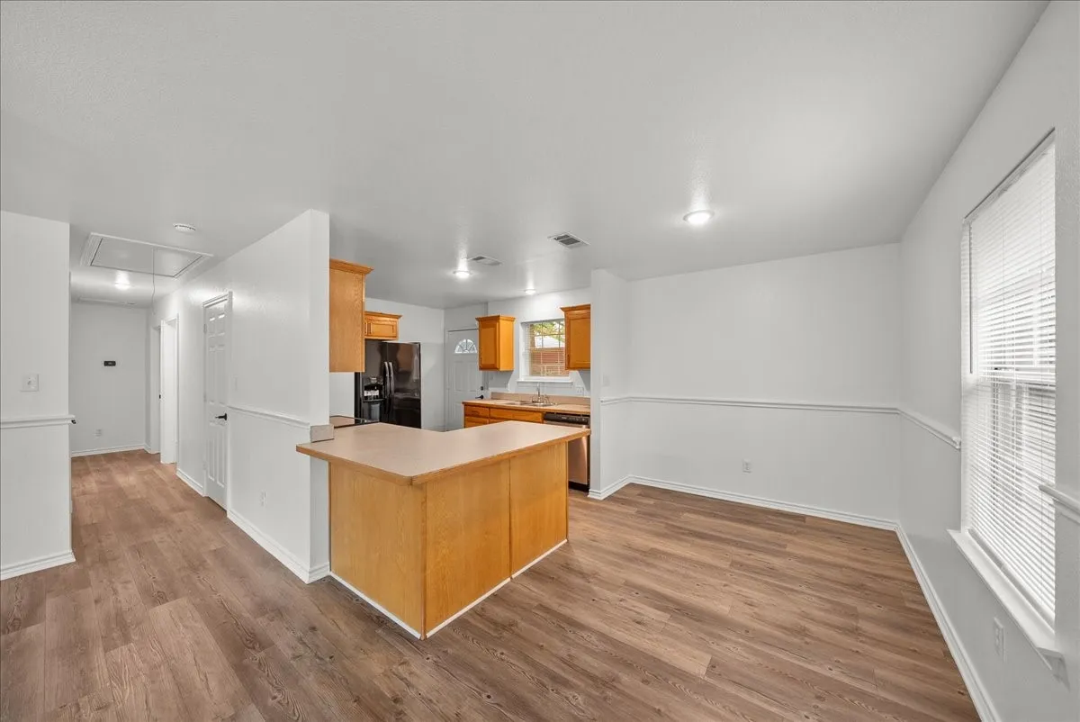 Single Family Residence For Rent in Grayson County , 404 W Day Street, Denison, Texas 75020, 3 Bedroom, 2 Bathroom, Garage spaces, 1,057 Sqft, built in 2007, mls#21274252, Real Estate Agent in Denison, Homes For Rent in Grayson county, Homes For Rent in Denison, Realtor in Denison Texas, Real Estate Brokerage Independent Realty Texas, Luminita Cordes Realtor