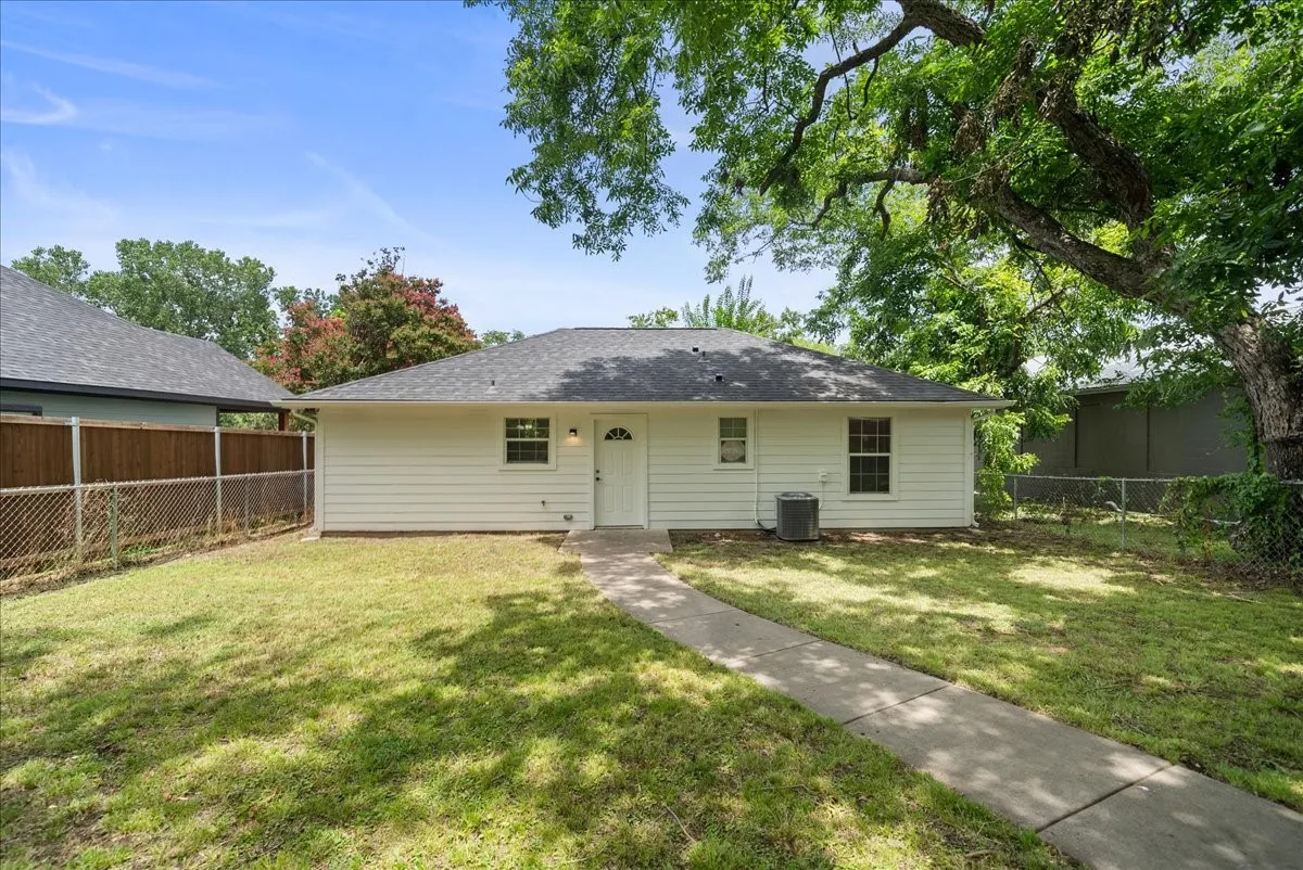 Single Family Residence For Rent in Grayson County , 404 W Day Street, Denison, Texas 75020, 3 Bedroom, 2 Bathroom, Garage spaces, 1,057 Sqft, built in 2007, mls#21274252, Real Estate Agent in Denison, Homes For Rent in Grayson county, Homes For Rent in Denison, Realtor in Denison Texas, Real Estate Brokerage Independent Realty Texas, Luminita Cordes Realtor