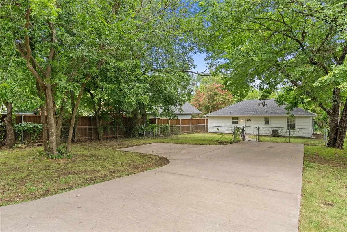 Single Family Residence For Rent in Grayson County , 404 W Day Street, Denison, Texas 75020, 3 Bedroom, 2 Bathroom, Garage spaces, 1,057 Sqft, built in 2007, mls#21274252, Real Estate Agent in Denison, Homes For Rent in Grayson county, Homes For Rent in Denison, Realtor in Denison Texas, Real Estate Brokerage Independent Realty Texas, Luminita Cordes Realtor