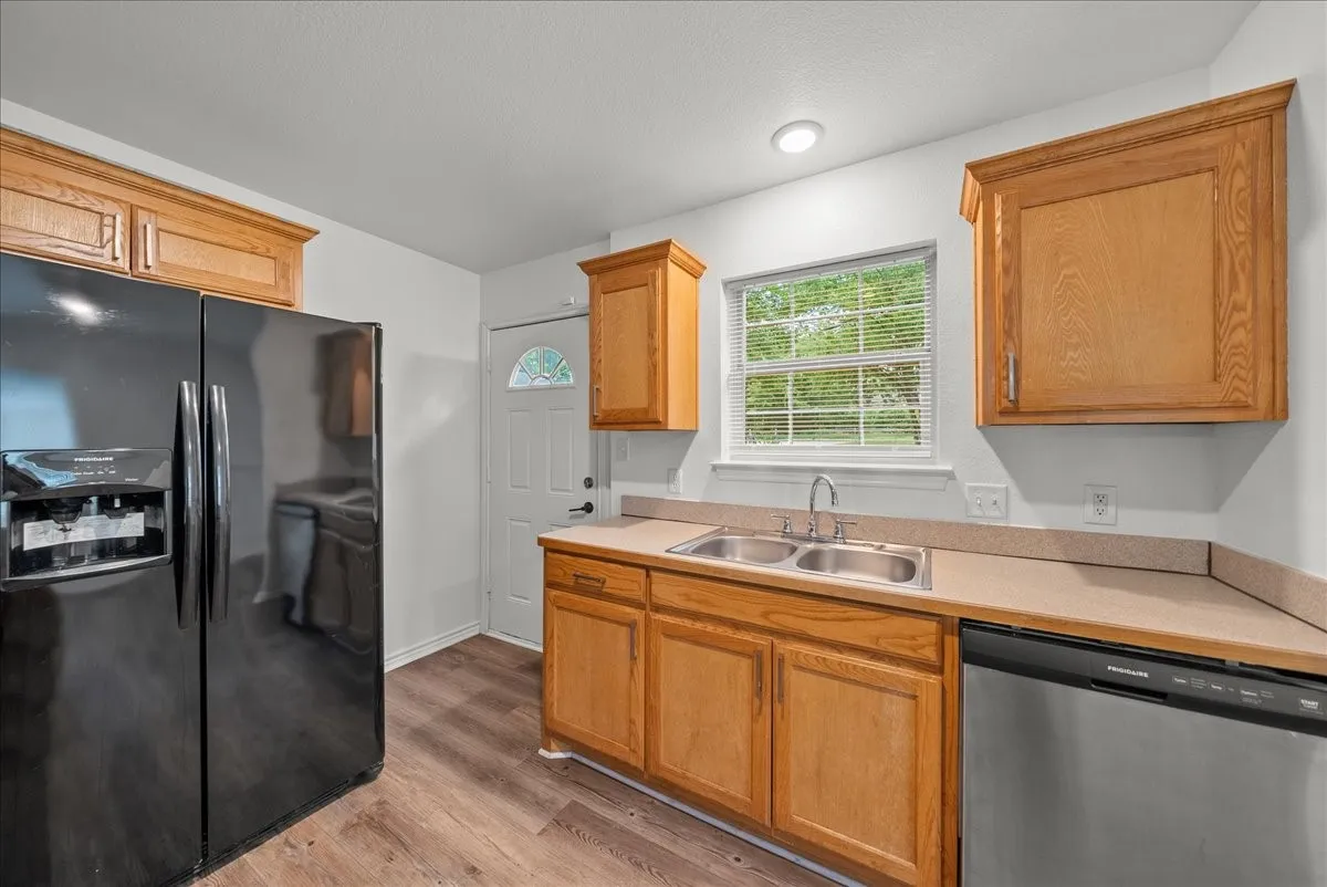 Single Family Residence For Rent in Grayson County , 404 W Day Street, Denison, Texas 75020, 3 Bedroom, 2 Bathroom, Garage spaces, 1,057 Sqft, built in 2007, mls#21274252, Real Estate Agent in Denison, Homes For Rent in Grayson county, Homes For Rent in Denison, Realtor in Denison Texas, Real Estate Brokerage Independent Realty Texas, Luminita Cordes Realtor