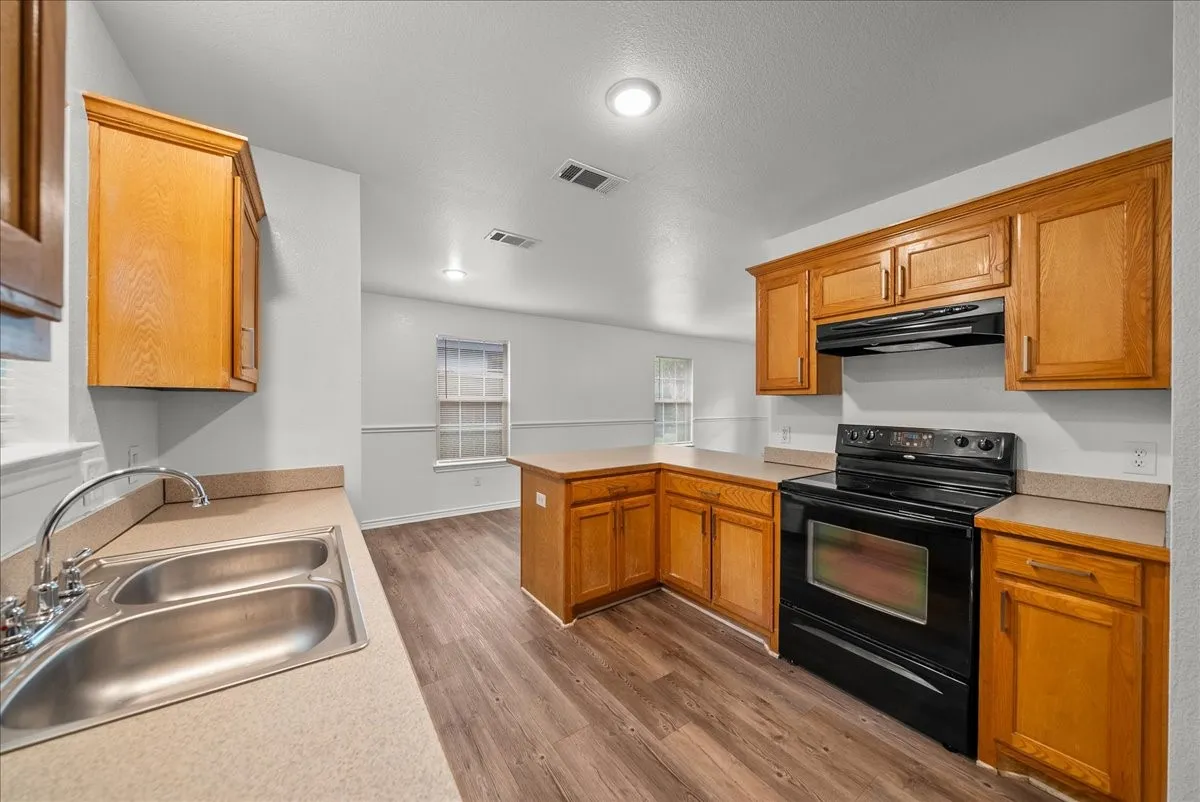 Single Family Residence For Rent in Grayson County , 404 W Day Street, Denison, Texas 75020, 3 Bedroom, 2 Bathroom, Garage spaces, 1,057 Sqft, built in 2007, mls#21274252, Real Estate Agent in Denison, Homes For Rent in Grayson county, Homes For Rent in Denison, Realtor in Denison Texas, Real Estate Brokerage Independent Realty Texas, Luminita Cordes Realtor