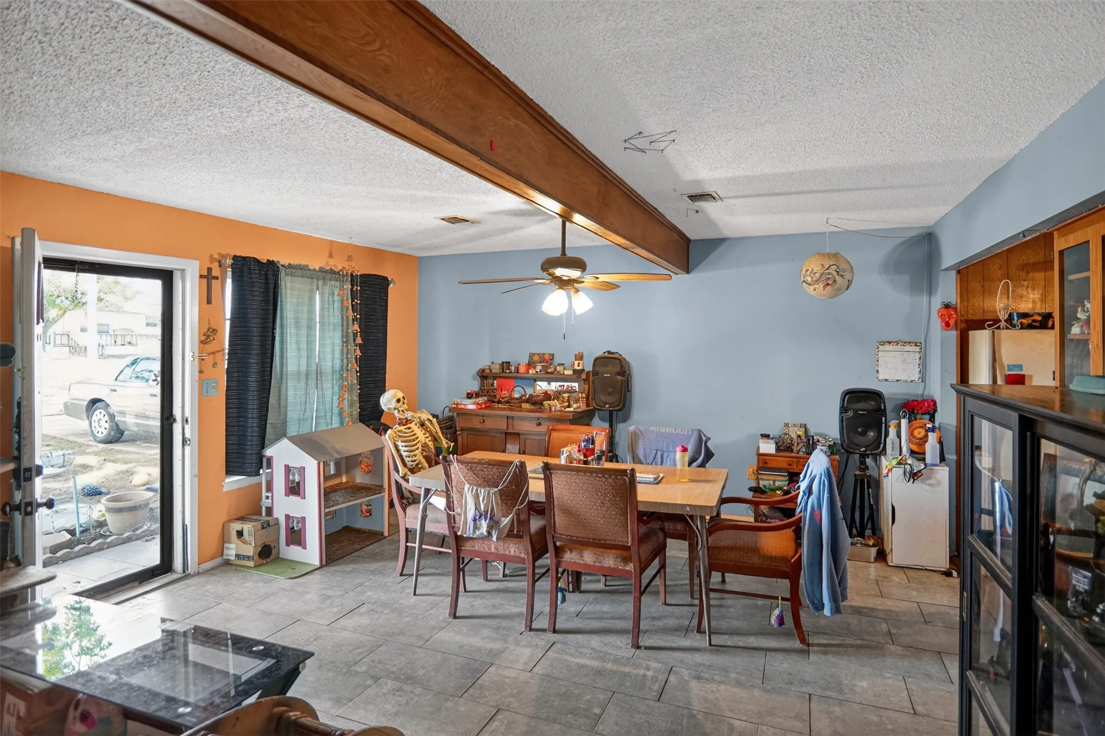 Single Family Residence For Sale in Lamar County , 615 W North Street, Blossom, Texas 75416, 4 Bedroom, 3 Bathroom, Garage spaces, 1,980 Sqft, built in 1970, mls#21274154, Real Estate Agent in Blossom, Homes For Sale in Lamar county, Homes For Sale in Blossom, Realtor in Blossom Texas, Real Estate Brokerage Independent Realty Texas, Luminita Cordes Realtor
