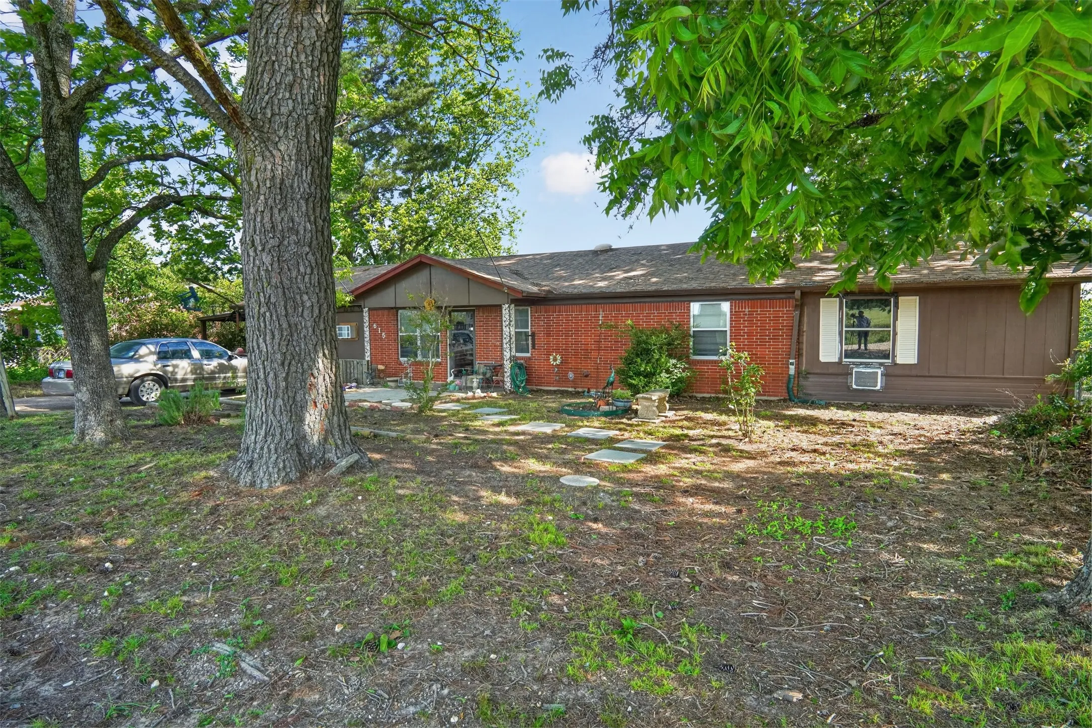Single Family Residence For Sale in Lamar County , 615 W North Street, Blossom, Texas 75416, 4 Bedroom, 3 Bathroom, Garage spaces, 1,980 Sqft, built in 1970, mls#21274154, Real Estate Agent in Blossom, Homes For Sale in Lamar county, Homes For Sale in Blossom, Realtor in Blossom Texas, Real Estate Brokerage Independent Realty Texas, Luminita Cordes Realtor