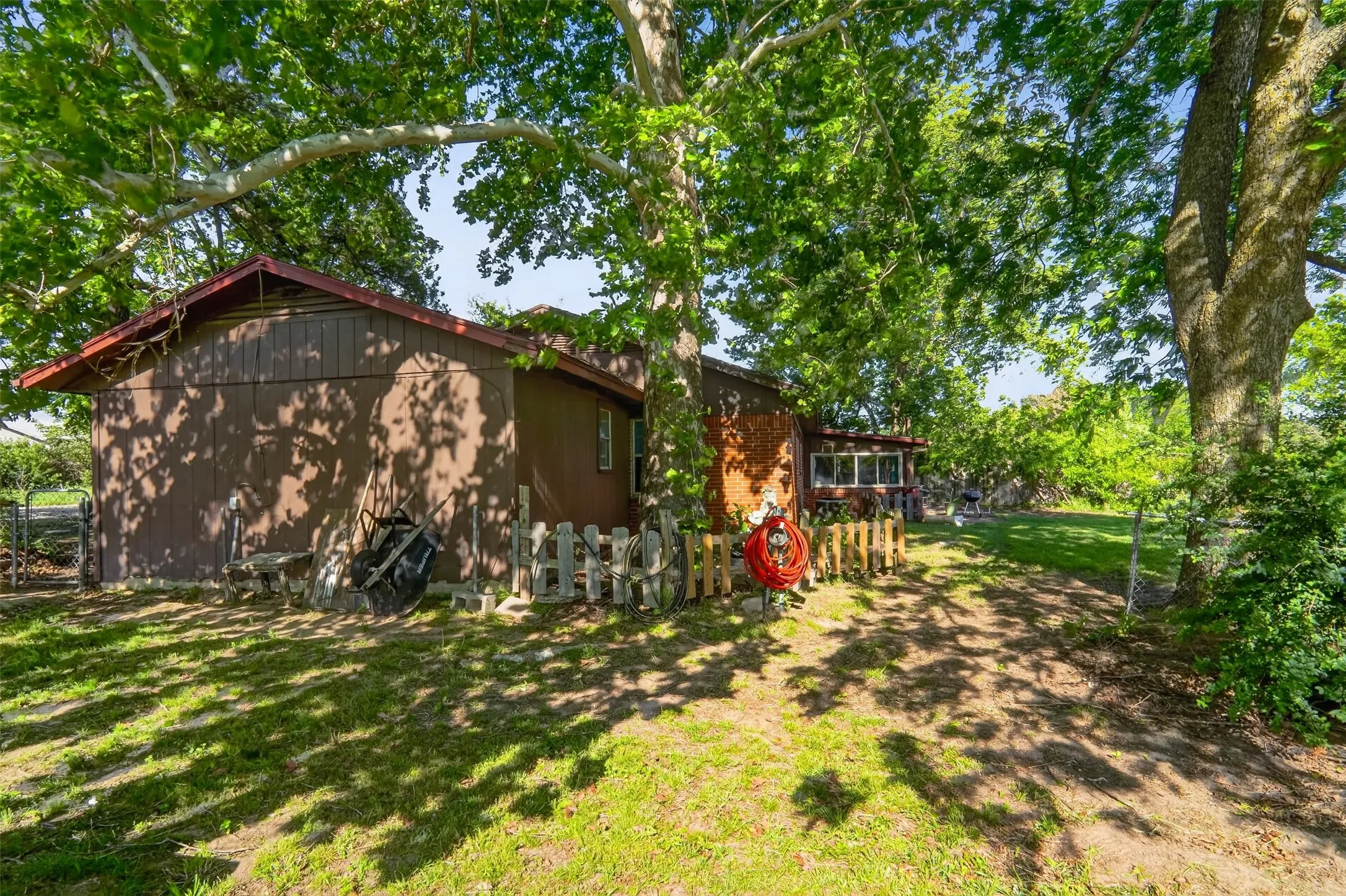 Single Family Residence For Sale in Lamar County , 615 W North Street, Blossom, Texas 75416, 4 Bedroom, 3 Bathroom, Garage spaces, 1,980 Sqft, built in 1970, mls#21274154, Real Estate Agent in Blossom, Homes For Sale in Lamar county, Homes For Sale in Blossom, Realtor in Blossom Texas, Real Estate Brokerage Independent Realty Texas, Luminita Cordes Realtor