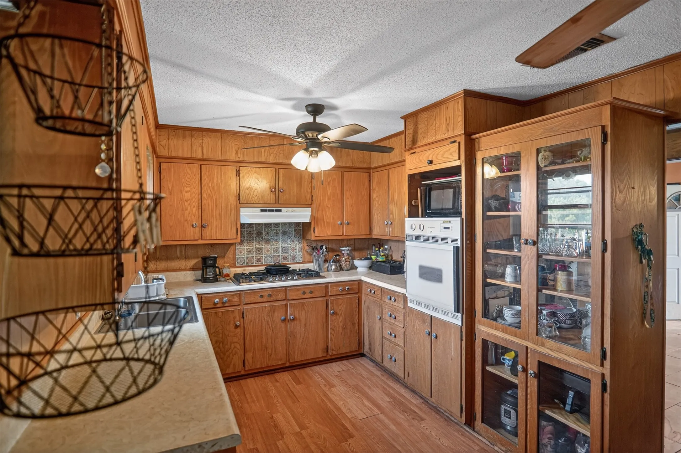 Single Family Residence For Sale in Lamar County , 615 W North Street, Blossom, Texas 75416, 4 Bedroom, 3 Bathroom, Garage spaces, 1,980 Sqft, built in 1970, mls#21274154, Real Estate Agent in Blossom, Homes For Sale in Lamar county, Homes For Sale in Blossom, Realtor in Blossom Texas, Real Estate Brokerage Independent Realty Texas, Luminita Cordes Realtor