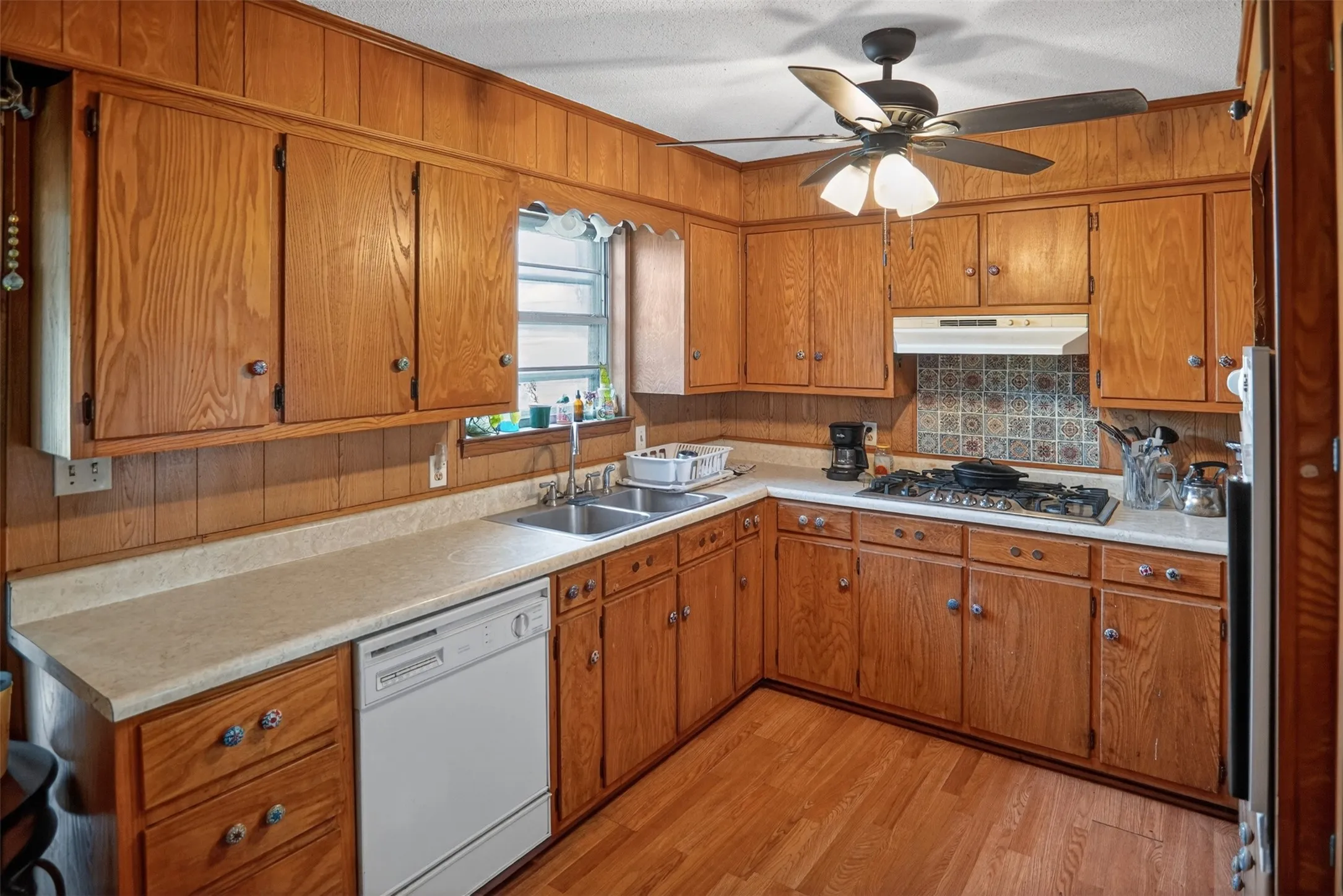 Single Family Residence For Sale in Lamar County , 615 W North Street, Blossom, Texas 75416, 4 Bedroom, 3 Bathroom, Garage spaces, 1,980 Sqft, built in 1970, mls#21274154, Real Estate Agent in Blossom, Homes For Sale in Lamar county, Homes For Sale in Blossom, Realtor in Blossom Texas, Real Estate Brokerage Independent Realty Texas, Luminita Cordes Realtor