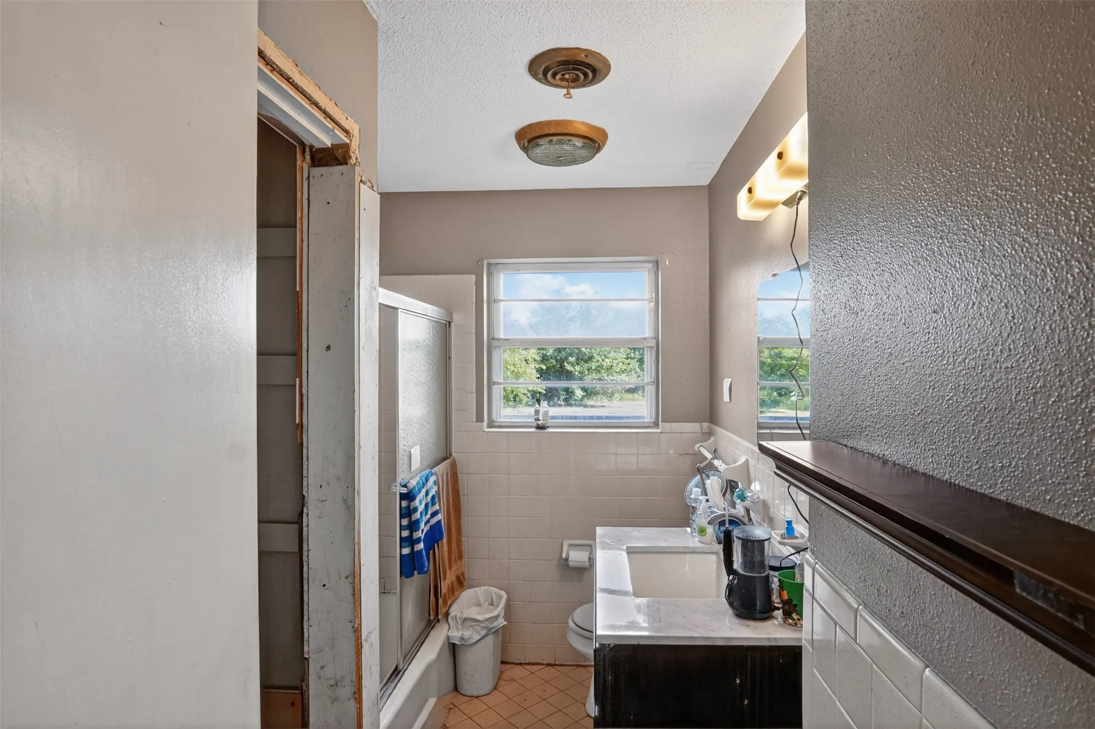 Single Family Residence For Sale in Lamar County , 615 W North Street, Blossom, Texas 75416, 4 Bedroom, 3 Bathroom, Garage spaces, 1,980 Sqft, built in 1970, mls#21274154, Real Estate Agent in Blossom, Homes For Sale in Lamar county, Homes For Sale in Blossom, Realtor in Blossom Texas, Real Estate Brokerage Independent Realty Texas, Luminita Cordes Realtor