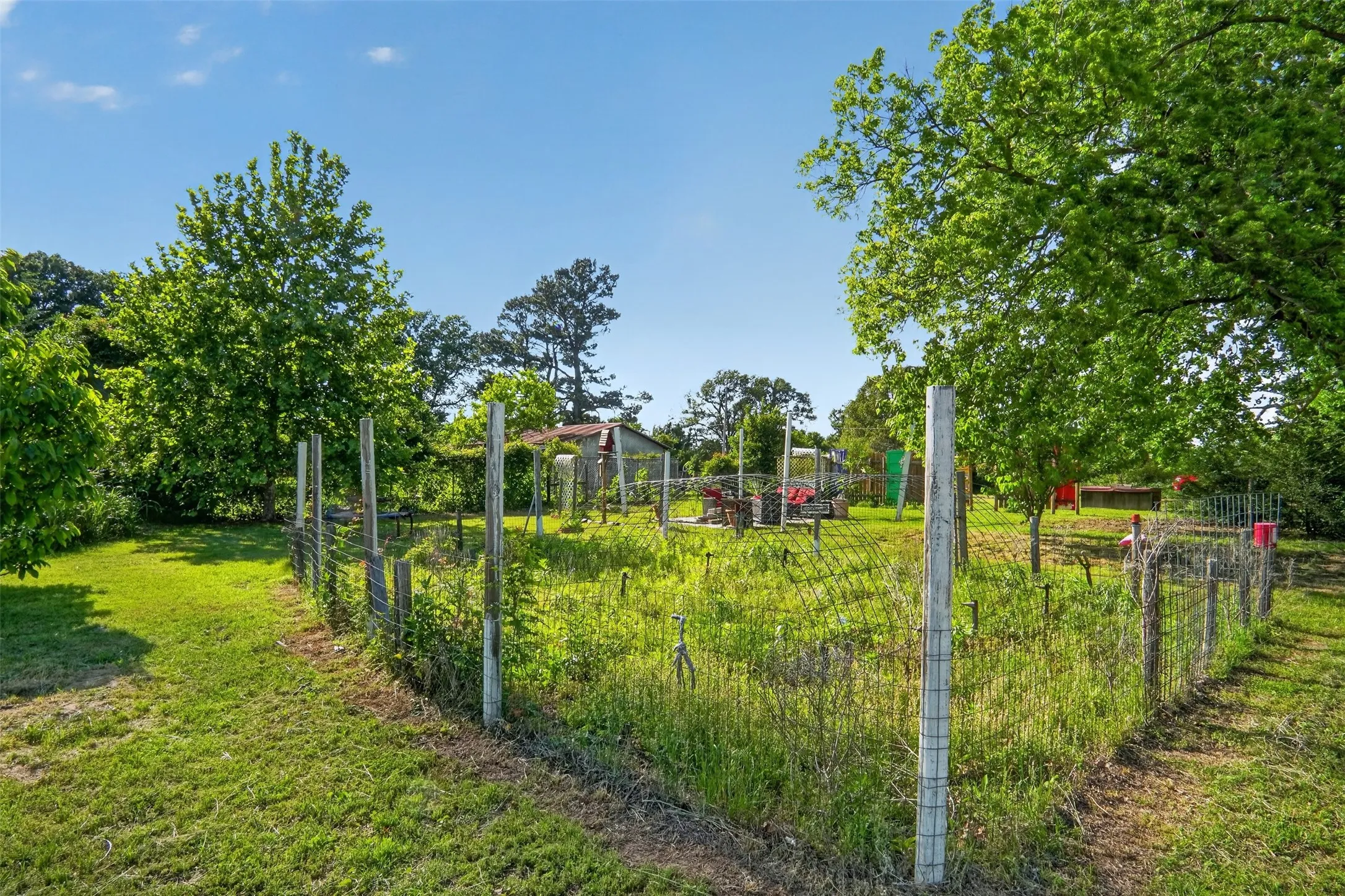 Single Family Residence For Sale in Lamar County , 615 W North Street, Blossom, Texas 75416, 4 Bedroom, 3 Bathroom, Garage spaces, 1,980 Sqft, built in 1970, mls#21274154, Real Estate Agent in Blossom, Homes For Sale in Lamar county, Homes For Sale in Blossom, Realtor in Blossom Texas, Real Estate Brokerage Independent Realty Texas, Luminita Cordes Realtor