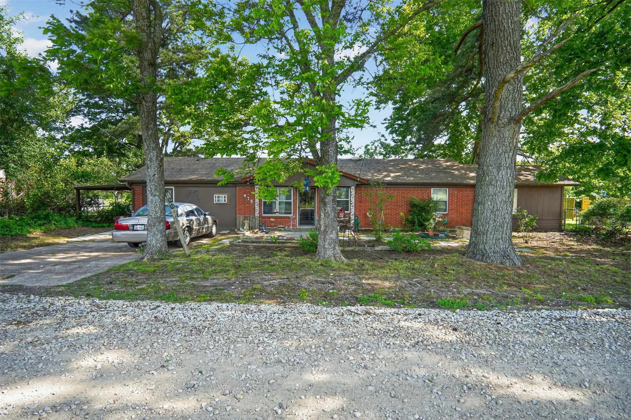 Single Family Residence For Sale in Lamar County , 615 W North Street, Blossom, Texas 75416, 4 Bedroom, 3 Bathroom, Garage spaces, 1,980 Sqft, built in 1970, mls#21274154, Real Estate Agent in Blossom, Homes For Sale in Lamar county, Homes For Sale in Blossom, Realtor in Blossom Texas, Real Estate Brokerage Independent Realty Texas, Luminita Cordes Realtor