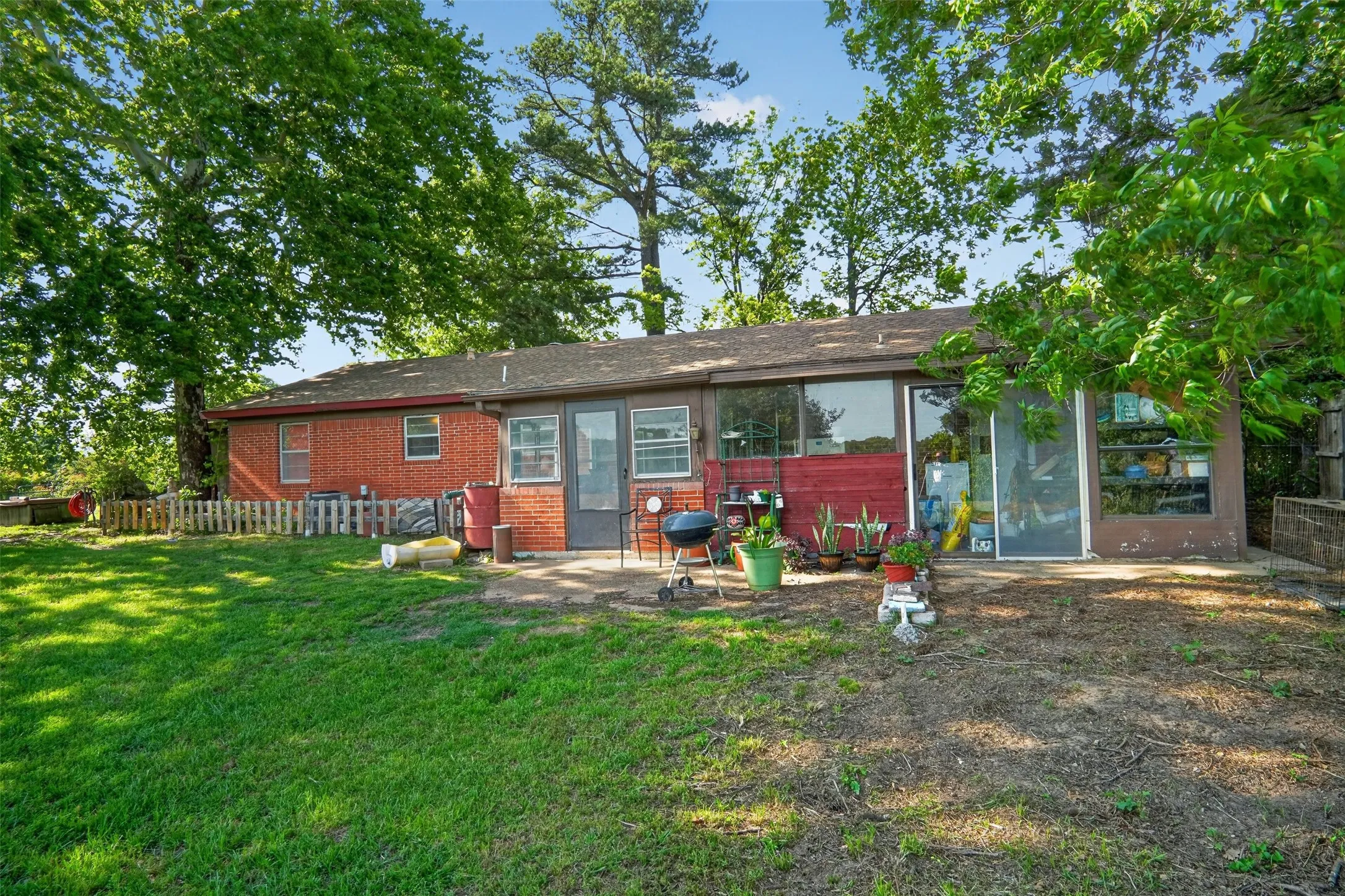 Single Family Residence For Sale in Lamar County , 615 W North Street, Blossom, Texas 75416, 4 Bedroom, 3 Bathroom, Garage spaces, 1,980 Sqft, built in 1970, mls#21274154, Real Estate Agent in Blossom, Homes For Sale in Lamar county, Homes For Sale in Blossom, Realtor in Blossom Texas, Real Estate Brokerage Independent Realty Texas, Luminita Cordes Realtor