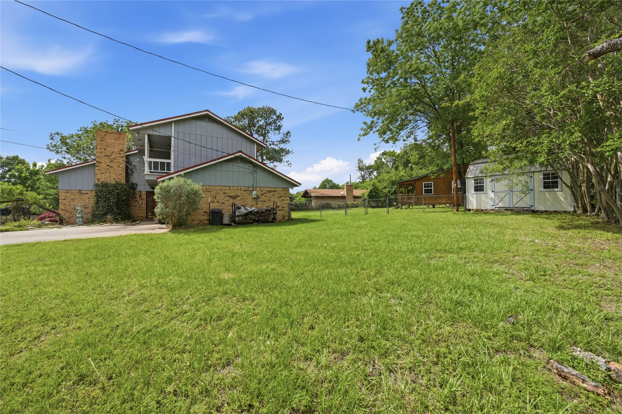 Single Family Residence For Sale in Henderson County , 115 Imperial Drive, Mabank, Texas 75156, 3 Bedrooms, 2 Bathrooms, 1 Garage spaces, 2,291 Sqft, built in 1982, Price $350,000, mls#21267871, Real Estate Agent in Mabank, Homes For Sale in Henderson county, Homes For Sale in Mabank, Realtor in Mabank Texas, Real Estate Brokerage Independent Realty Texas, Luminita Cordes Realtor