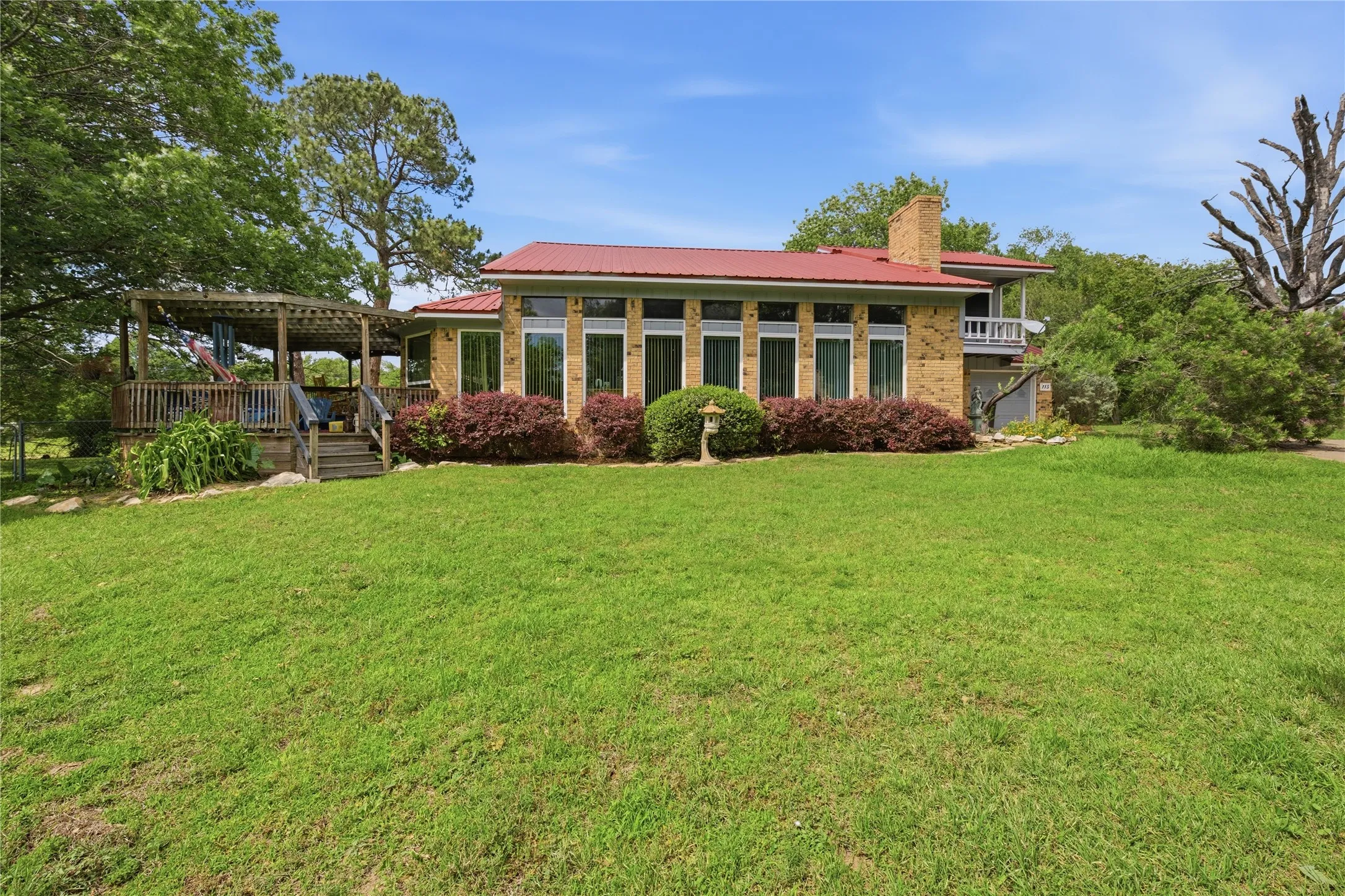 Single Family Residence For Sale in Henderson County , 115 Imperial Drive, Mabank, Texas 75156, 3 Bedrooms, 2 Bathrooms, 1 Garage spaces, 2,291 Sqft, built in 1982, Price $350,000, mls#21267871, Real Estate Agent in Mabank, Homes For Sale in Henderson county, Homes For Sale in Mabank, Realtor in Mabank Texas, Real Estate Brokerage Independent Realty Texas, Luminita Cordes Realtor