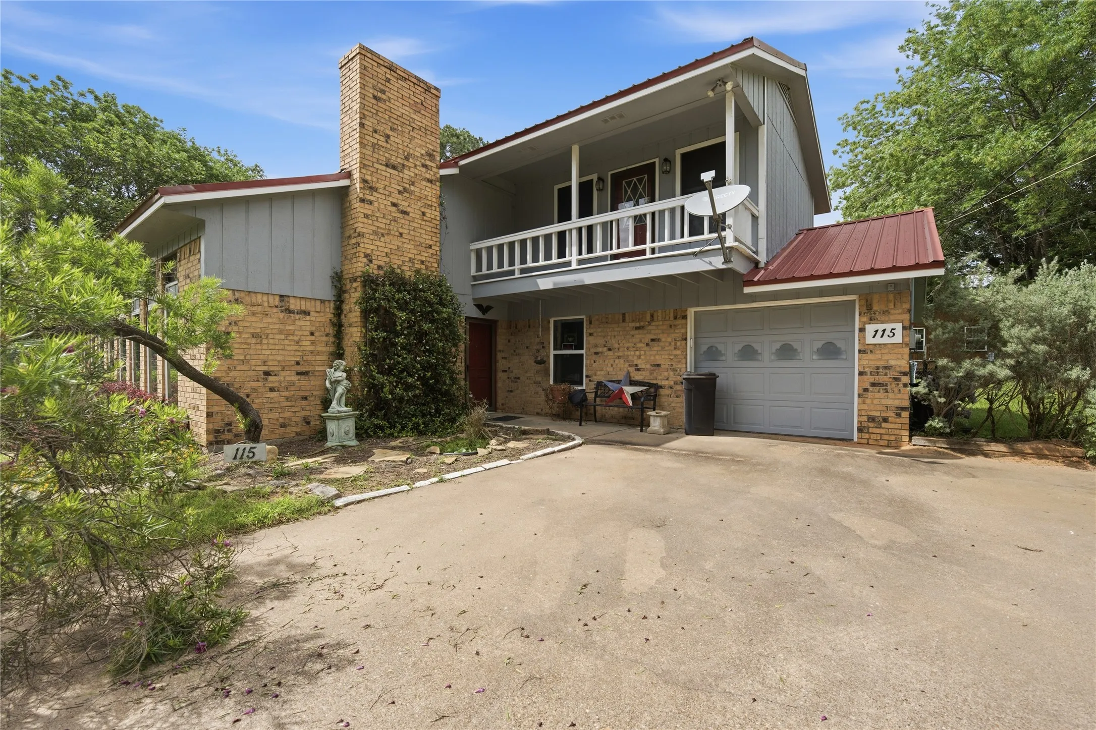 Single Family Residence For Sale in Henderson County , 115 Imperial Drive, Mabank, Texas 75156, 3 Bedrooms, 2 Bathrooms, 1 Garage spaces, 2,291 Sqft, built in 1982, Price $350,000, mls#21267871, Real Estate Agent in Mabank, Homes For Sale in Henderson county, Homes For Sale in Mabank, Realtor in Mabank Texas, Real Estate Brokerage Independent Realty Texas, Luminita Cordes Realtor