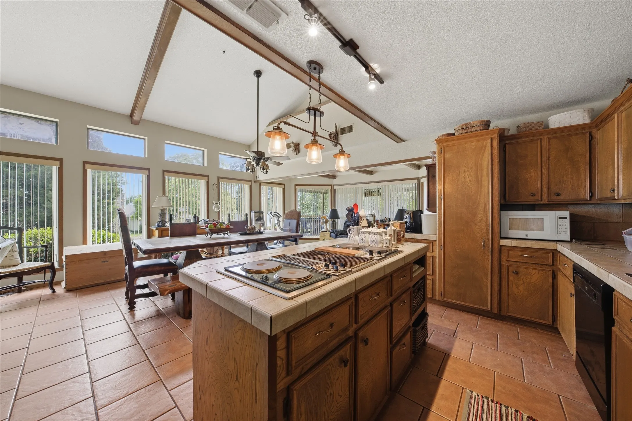 Single Family Residence For Sale in Henderson County , 115 Imperial Drive, Mabank, Texas 75156, 3 Bedrooms, 2 Bathrooms, 1 Garage spaces, 2,291 Sqft, built in 1982, Price $350,000, mls#21267871, Real Estate Agent in Mabank, Homes For Sale in Henderson county, Homes For Sale in Mabank, Realtor in Mabank Texas, Real Estate Brokerage Independent Realty Texas, Luminita Cordes Realtor