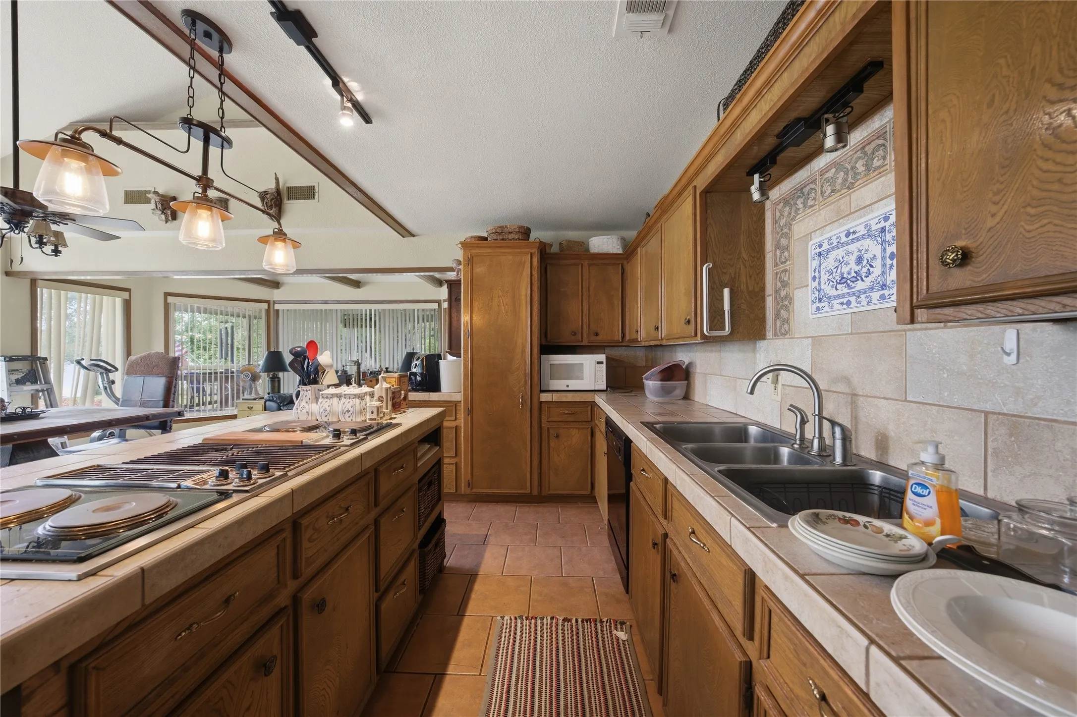 Single Family Residence For Sale in Henderson County , 115 Imperial Drive, Mabank, Texas 75156, 3 Bedrooms, 2 Bathrooms, 1 Garage spaces, 2,291 Sqft, built in 1982, Price $350,000, mls#21267871, Real Estate Agent in Mabank, Homes For Sale in Henderson county, Homes For Sale in Mabank, Realtor in Mabank Texas, Real Estate Brokerage Independent Realty Texas, Luminita Cordes Realtor