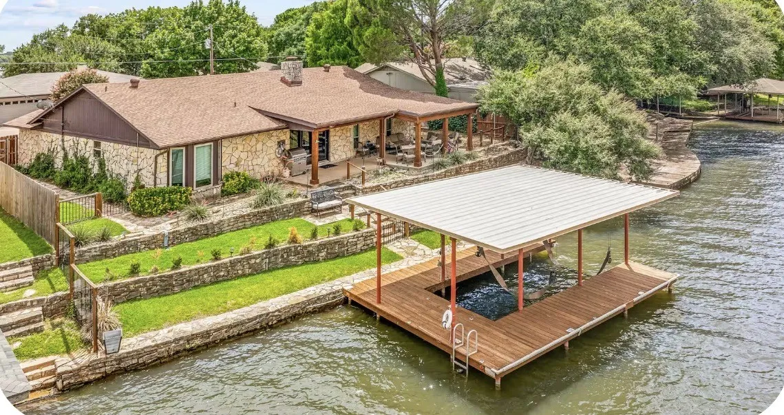 Single Family Residence For Sale in Hood County , 422 granada calle Court, Granbury, Texas 76049, 3 Bedroom, 2 Bathroom, 2 Garage spaces, 1,870 Sqft, built in 1978, mls#21274264, Real Estate Agent in Granbury, Homes For Sale in Hood county, Homes For Sale in Granbury, Realtor in Granbury Texas, Real Estate Brokerage Independent Realty Texas, Luminita Cordes Realtor