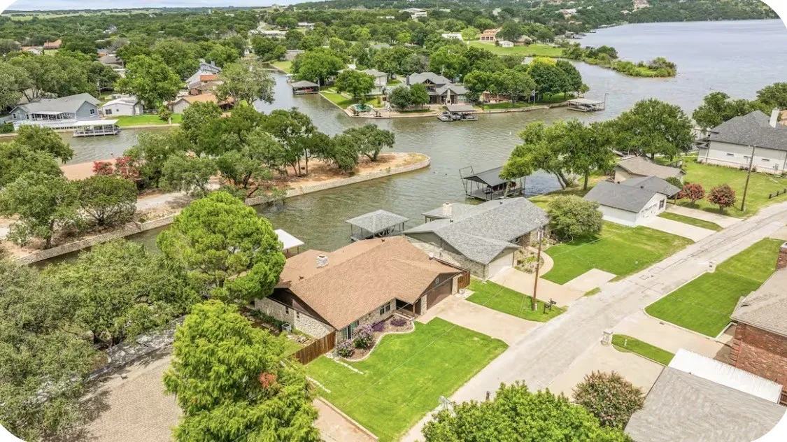 Single Family Residence For Sale in Hood County , 422 granada calle Court, Granbury, Texas 76049, 3 Bedroom, 2 Bathroom, 2 Garage spaces, 1,870 Sqft, built in 1978, mls#21274264, Real Estate Agent in Granbury, Homes For Sale in Hood county, Homes For Sale in Granbury, Realtor in Granbury Texas, Real Estate Brokerage Independent Realty Texas, Luminita Cordes Realtor