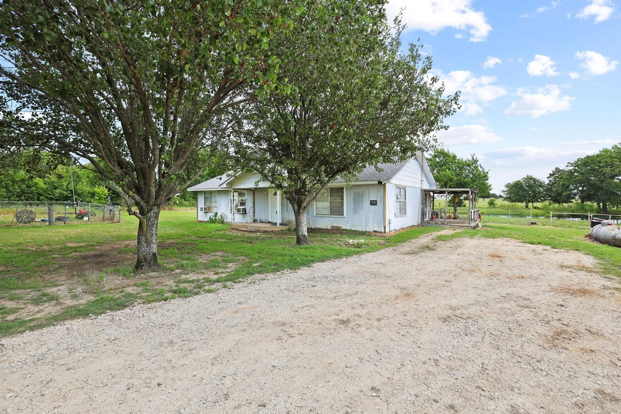 Single Family Residence For Sale in Grayson County , 25172 US Highway 377, Whitesboro, Texas 76273, 3 Bedroom, 2 Bathroom, Garage spaces, 1,500 Sqft, built in 1983, mls#21274192, Real Estate Agent in Whitesboro, Homes For Sale in Grayson county, Homes For Sale in Whitesboro, Realtor in Whitesboro Texas, Real Estate Brokerage Independent Realty Texas, Luminita Cordes Realtor