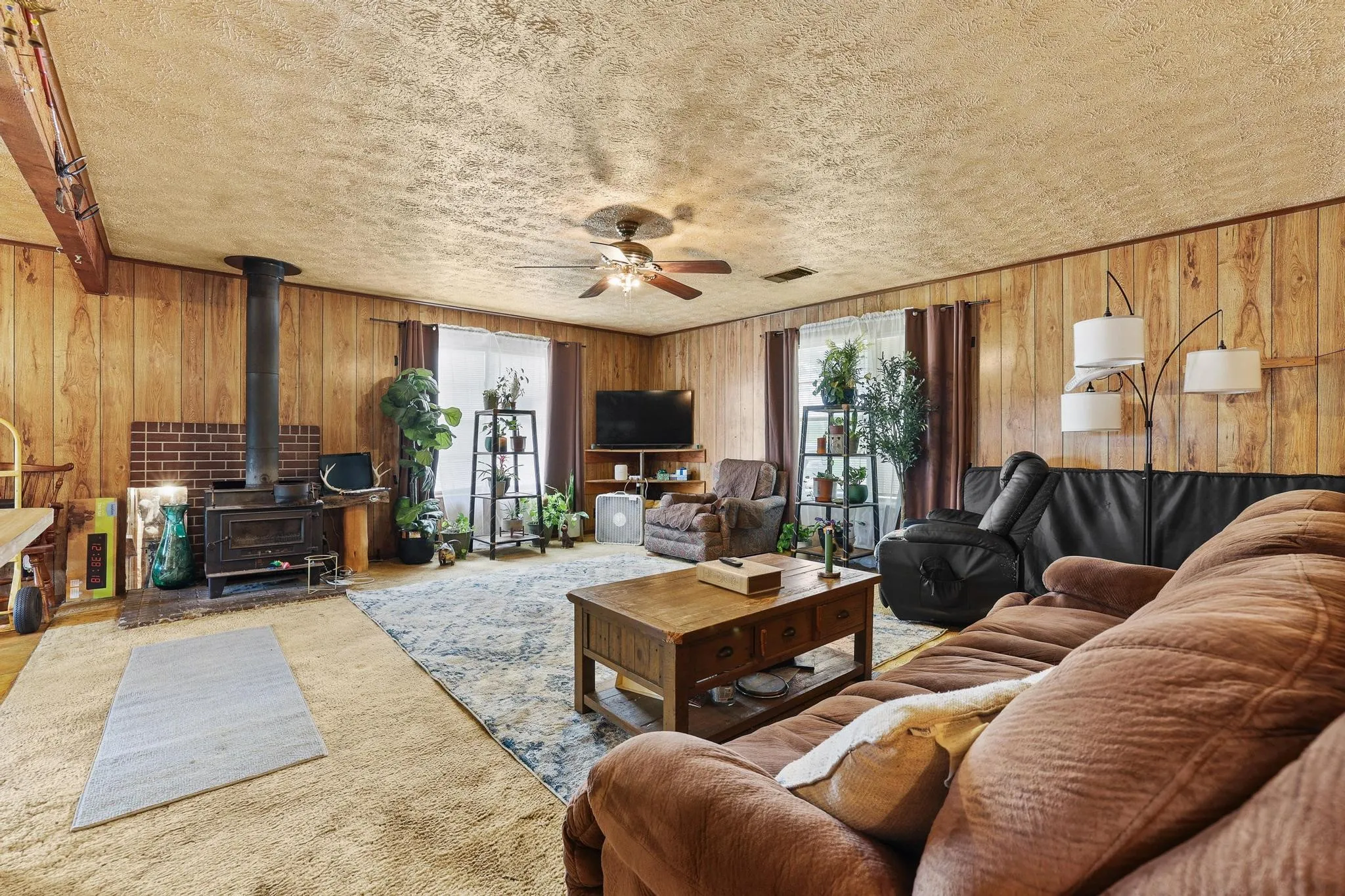 Single Family Residence For Sale in Grayson County , 25172 US Highway 377, Whitesboro, Texas 76273, 3 Bedroom, 2 Bathroom, Garage spaces, 1,500 Sqft, built in 1983, mls#21274192, Real Estate Agent in Whitesboro, Homes For Sale in Grayson county, Homes For Sale in Whitesboro, Realtor in Whitesboro Texas, Real Estate Brokerage Independent Realty Texas, Luminita Cordes Realtor