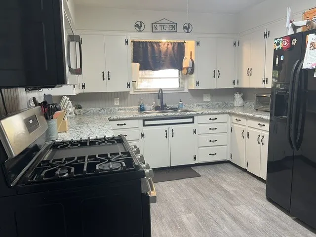 Single Family Residence For Sale in Cooke County , 1211 Belmont Street, Gainesville, Texas 76240, 2 Bedroom, 1 Bathroom, Garage spaces, 1,364 Sqft, built in 1960, mls#21273506, Real Estate Agent in Gainesville, Homes For Sale in Cooke county, Homes For Sale in Gainesville, Realtor in Gainesville Texas, Real Estate Brokerage Independent Realty Texas, Luminita Cordes Realtor