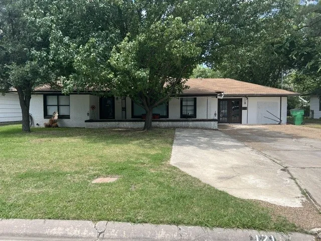 Single Family Residence For Sale in Cooke County , 1211 Belmont Street, Gainesville, Texas 76240, 2 Bedroom, 1 Bathroom, Garage spaces, 1,364 Sqft, built in 1960, mls#21273506, Real Estate Agent in Gainesville, Homes For Sale in Cooke county, Homes For Sale in Gainesville, Realtor in Gainesville Texas, Real Estate Brokerage Independent Realty Texas, Luminita Cordes Realtor