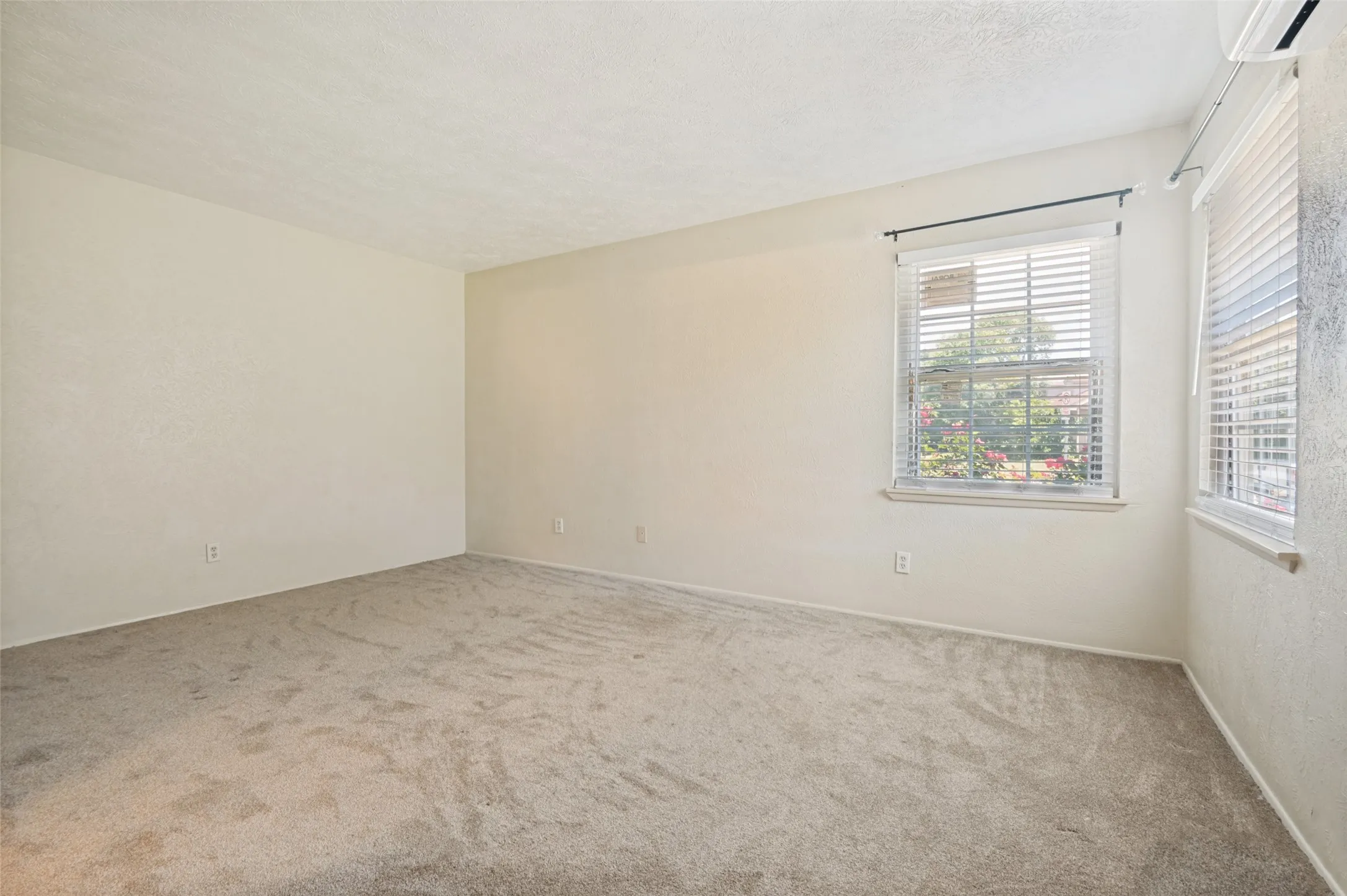 Single Family Residence For Rent in Dallas County , 7305 Pineberry Road, Dallas, Texas 75249, 2 Bedrooms, 2 Bathrooms, Garage spaces, 1,227 Sqft, built in 1982, Price $1,695, mls#21274393, Real Estate Agent in Dallas, Homes For Rent in Dallas county, Homes For Rent in Dallas, Realtor in Dallas Texas, Real Estate Brokerage Independent Realty Texas, Luminita Cordes Realtor
