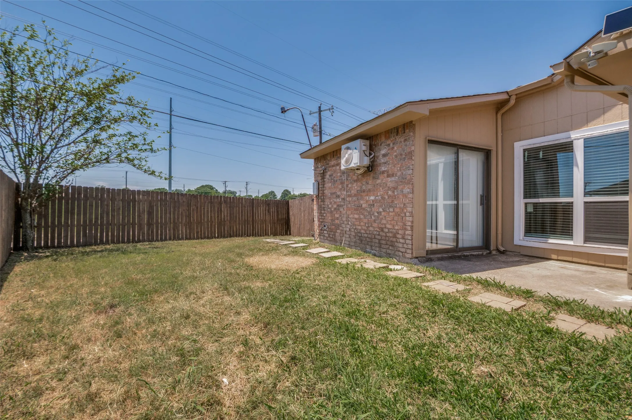 Single Family Residence For Rent in Dallas County , 7305 Pineberry Road, Dallas, Texas 75249, 2 Bedrooms, 2 Bathrooms, Garage spaces, 1,227 Sqft, built in 1982, Price $1,695, mls#21274393, Real Estate Agent in Dallas, Homes For Rent in Dallas county, Homes For Rent in Dallas, Realtor in Dallas Texas, Real Estate Brokerage Independent Realty Texas, Luminita Cordes Realtor
