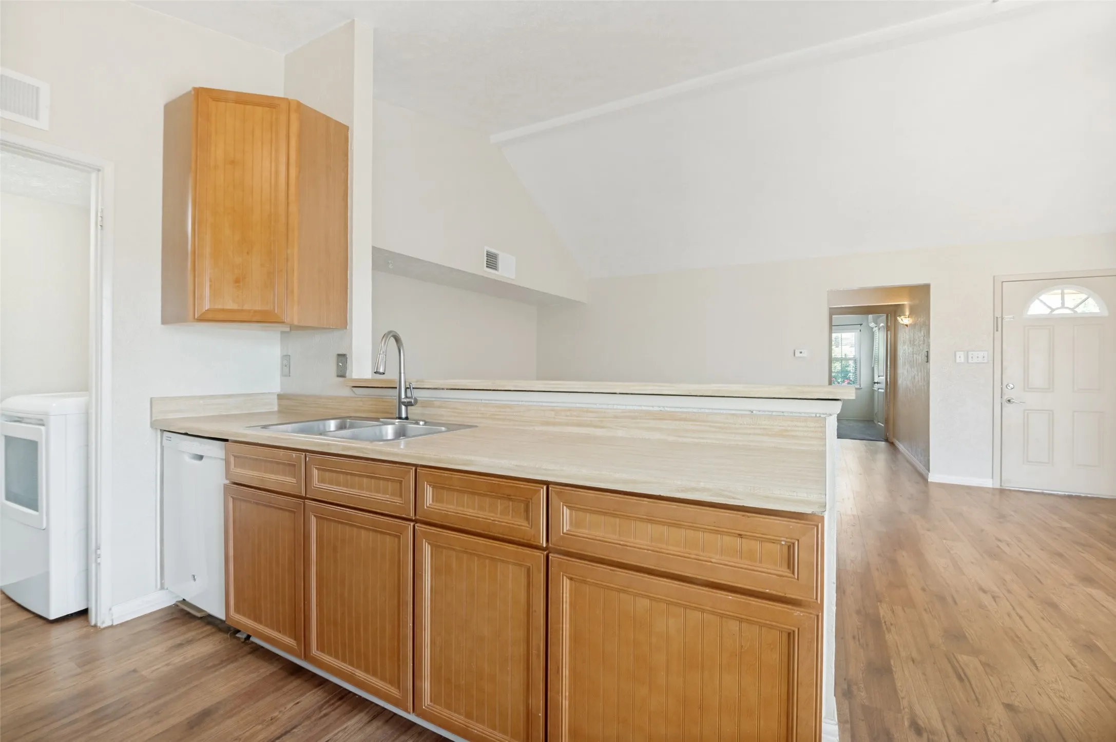 Single Family Residence For Rent in Dallas County , 7305 Pineberry Road, Dallas, Texas 75249, 2 Bedrooms, 2 Bathrooms, Garage spaces, 1,227 Sqft, built in 1982, Price $1,695, mls#21274393, Real Estate Agent in Dallas, Homes For Rent in Dallas county, Homes For Rent in Dallas, Realtor in Dallas Texas, Real Estate Brokerage Independent Realty Texas, Luminita Cordes Realtor