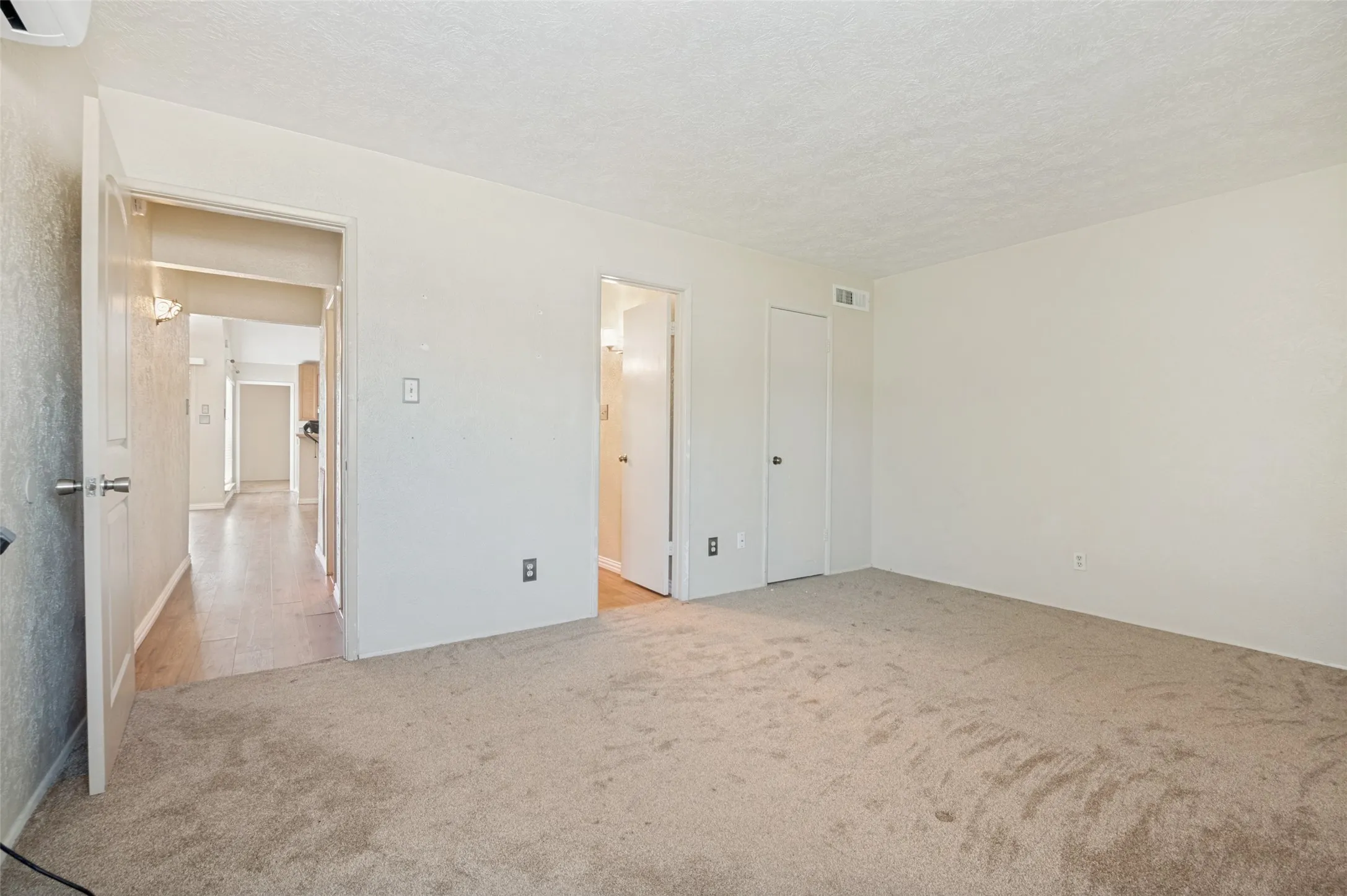 Single Family Residence For Rent in Dallas County , 7305 Pineberry Road, Dallas, Texas 75249, 2 Bedrooms, 2 Bathrooms, Garage spaces, 1,227 Sqft, built in 1982, Price $1,695, mls#21274393, Real Estate Agent in Dallas, Homes For Rent in Dallas county, Homes For Rent in Dallas, Realtor in Dallas Texas, Real Estate Brokerage Independent Realty Texas, Luminita Cordes Realtor