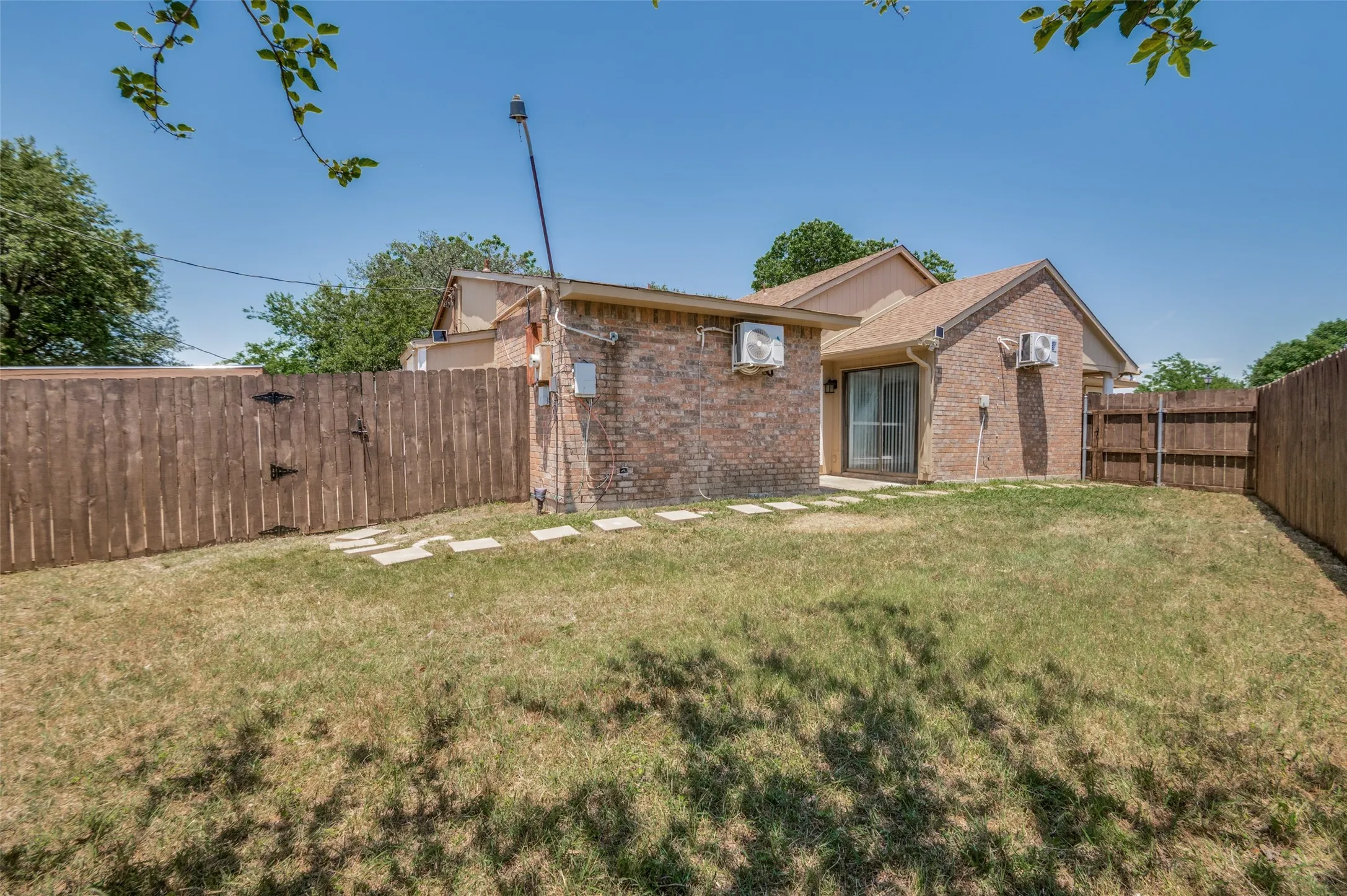 Single Family Residence For Rent in Dallas County , 7305 Pineberry Road, Dallas, Texas 75249, 2 Bedrooms, 2 Bathrooms, Garage spaces, 1,227 Sqft, built in 1982, Price $1,695, mls#21274393, Real Estate Agent in Dallas, Homes For Rent in Dallas county, Homes For Rent in Dallas, Realtor in Dallas Texas, Real Estate Brokerage Independent Realty Texas, Luminita Cordes Realtor