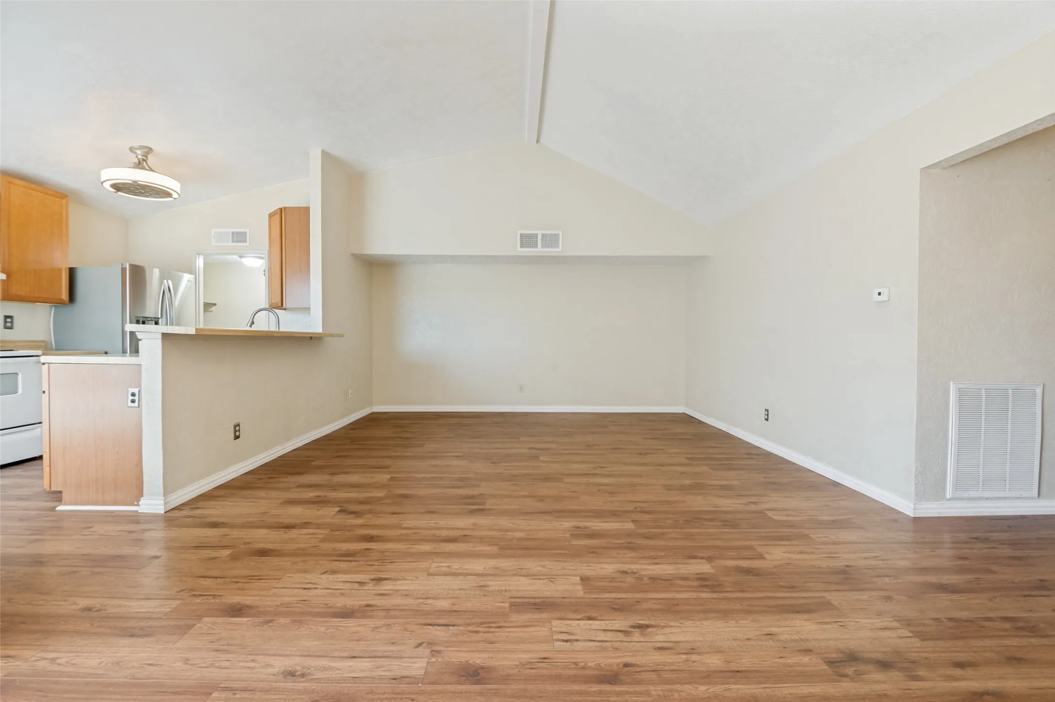 Single Family Residence For Rent in Dallas County , 7305 Pineberry Road, Dallas, Texas 75249, 2 Bedrooms, 2 Bathrooms, Garage spaces, 1,227 Sqft, built in 1982, Price $1,695, mls#21274393, Real Estate Agent in Dallas, Homes For Rent in Dallas county, Homes For Rent in Dallas, Realtor in Dallas Texas, Real Estate Brokerage Independent Realty Texas, Luminita Cordes Realtor