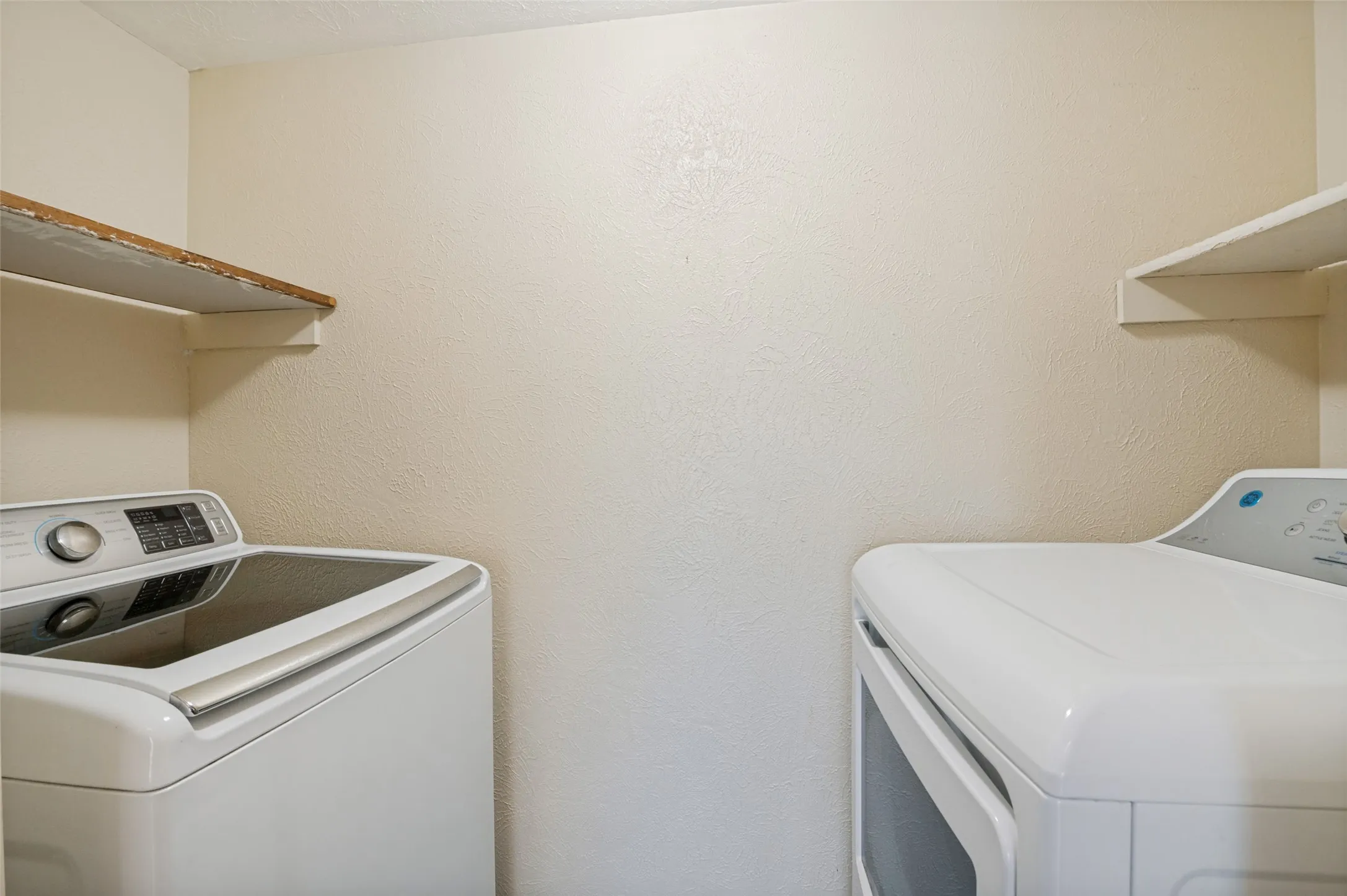 Single Family Residence For Rent in Dallas County , 7305 Pineberry Road, Dallas, Texas 75249, 2 Bedrooms, 2 Bathrooms, Garage spaces, 1,227 Sqft, built in 1982, Price $1,695, mls#21274393, Real Estate Agent in Dallas, Homes For Rent in Dallas county, Homes For Rent in Dallas, Realtor in Dallas Texas, Real Estate Brokerage Independent Realty Texas, Luminita Cordes Realtor