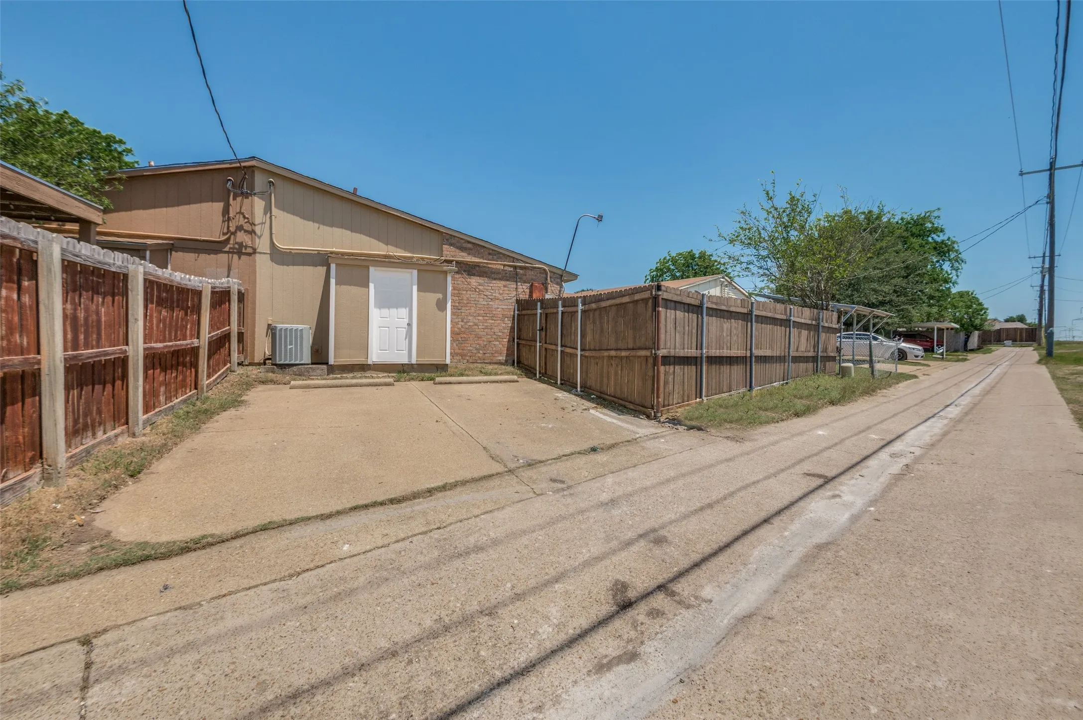 Single Family Residence For Rent in Dallas County , 7305 Pineberry Road, Dallas, Texas 75249, 2 Bedrooms, 2 Bathrooms, Garage spaces, 1,227 Sqft, built in 1982, Price $1,695, mls#21274393, Real Estate Agent in Dallas, Homes For Rent in Dallas county, Homes For Rent in Dallas, Realtor in Dallas Texas, Real Estate Brokerage Independent Realty Texas, Luminita Cordes Realtor