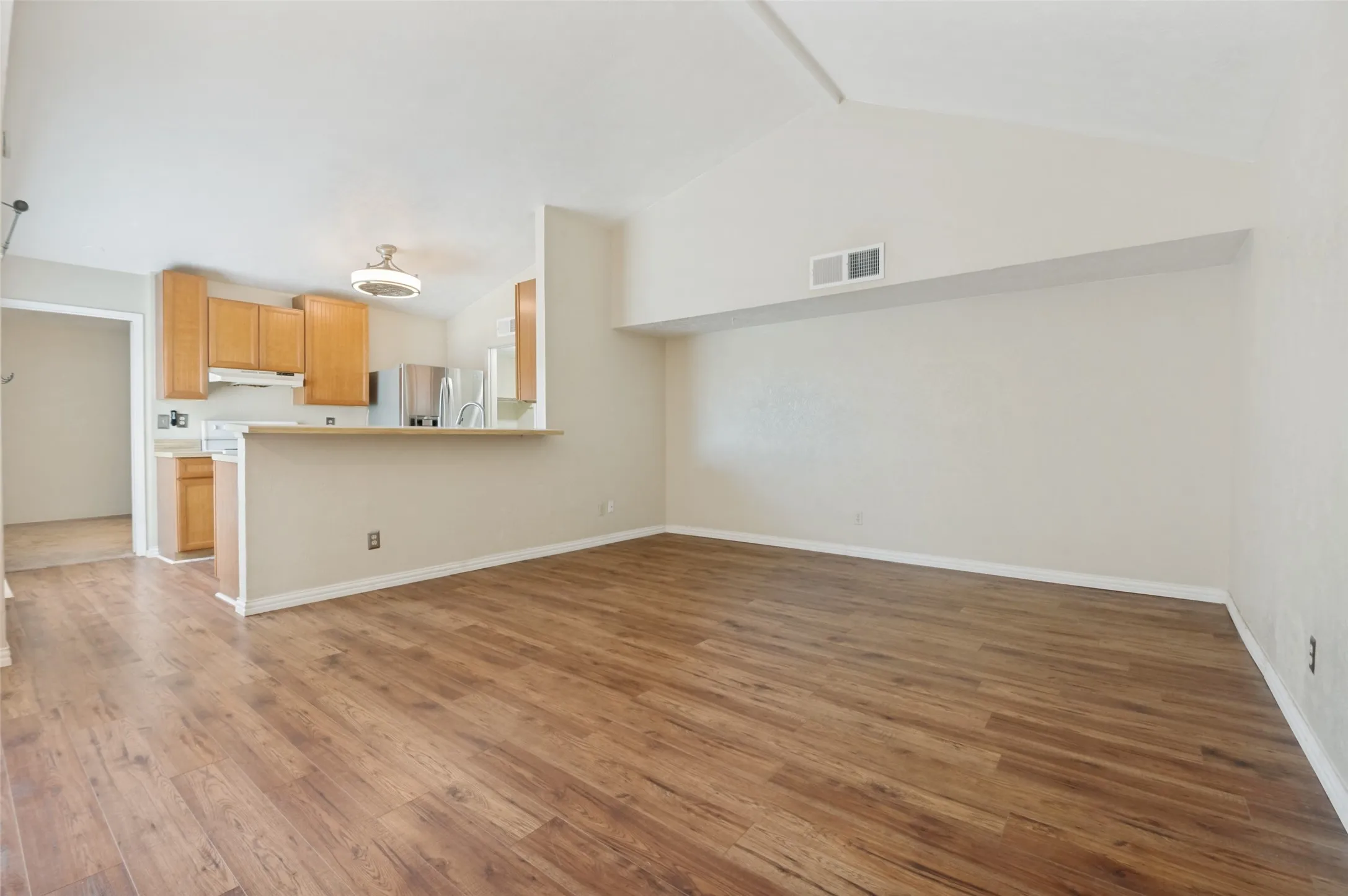 Single Family Residence For Rent in Dallas County , 7305 Pineberry Road, Dallas, Texas 75249, 2 Bedrooms, 2 Bathrooms, Garage spaces, 1,227 Sqft, built in 1982, Price $1,695, mls#21274393, Real Estate Agent in Dallas, Homes For Rent in Dallas county, Homes For Rent in Dallas, Realtor in Dallas Texas, Real Estate Brokerage Independent Realty Texas, Luminita Cordes Realtor