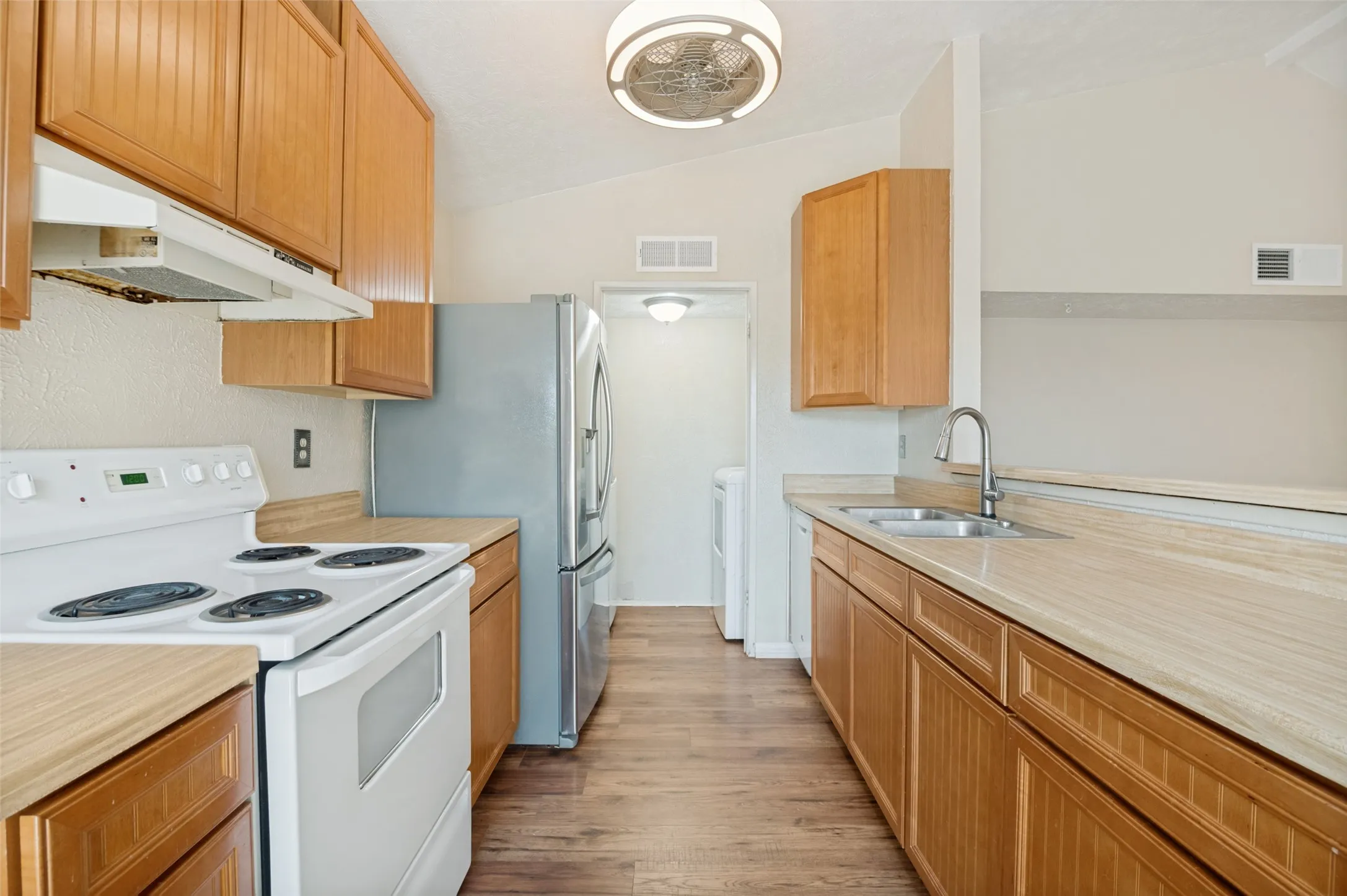 Single Family Residence For Rent in Dallas County , 7305 Pineberry Road, Dallas, Texas 75249, 2 Bedrooms, 2 Bathrooms, Garage spaces, 1,227 Sqft, built in 1982, Price $1,695, mls#21274393, Real Estate Agent in Dallas, Homes For Rent in Dallas county, Homes For Rent in Dallas, Realtor in Dallas Texas, Real Estate Brokerage Independent Realty Texas, Luminita Cordes Realtor
