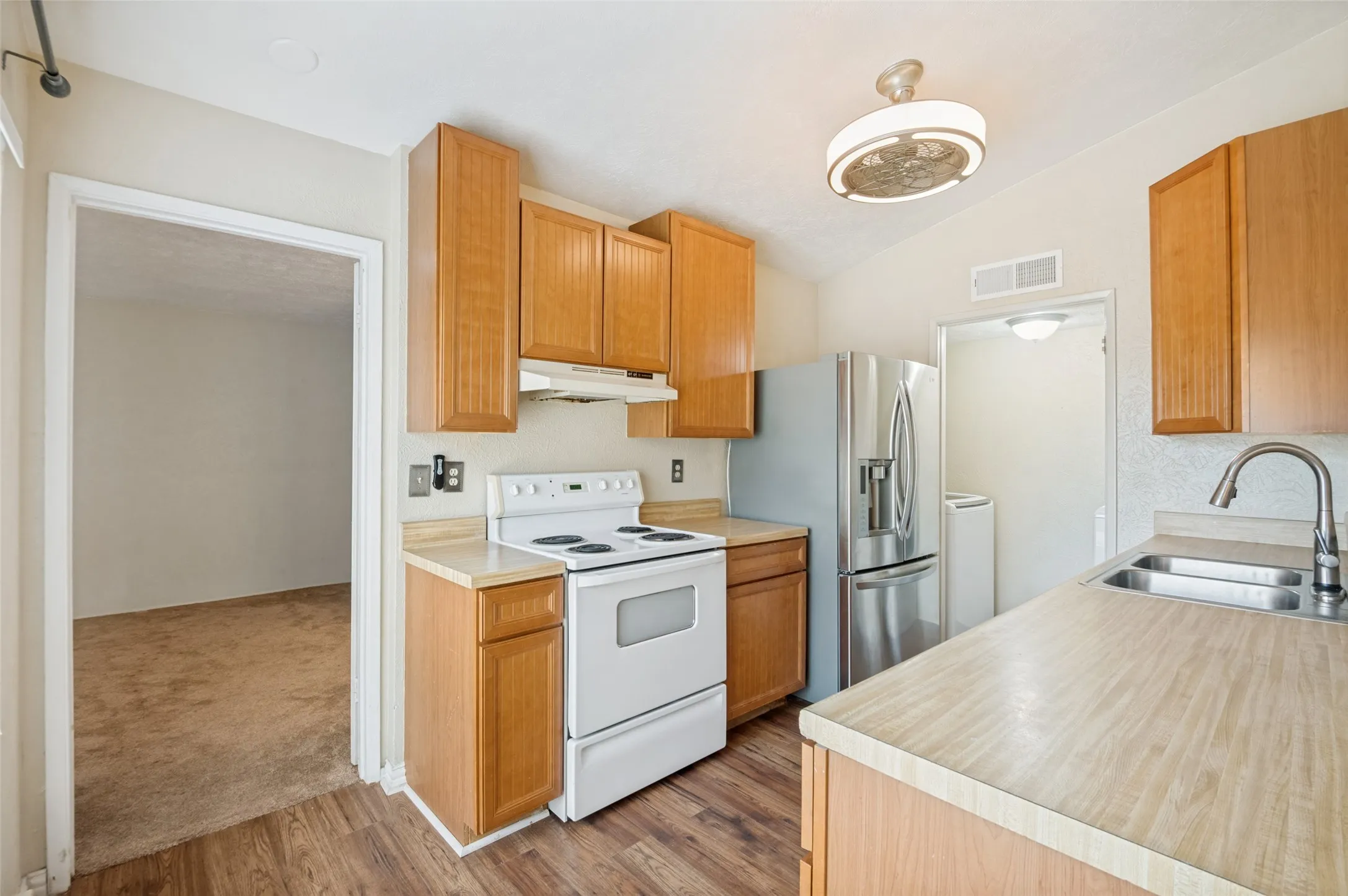 Single Family Residence For Rent in Dallas County , 7305 Pineberry Road, Dallas, Texas 75249, 2 Bedrooms, 2 Bathrooms, Garage spaces, 1,227 Sqft, built in 1982, Price $1,695, mls#21274393, Real Estate Agent in Dallas, Homes For Rent in Dallas county, Homes For Rent in Dallas, Realtor in Dallas Texas, Real Estate Brokerage Independent Realty Texas, Luminita Cordes Realtor