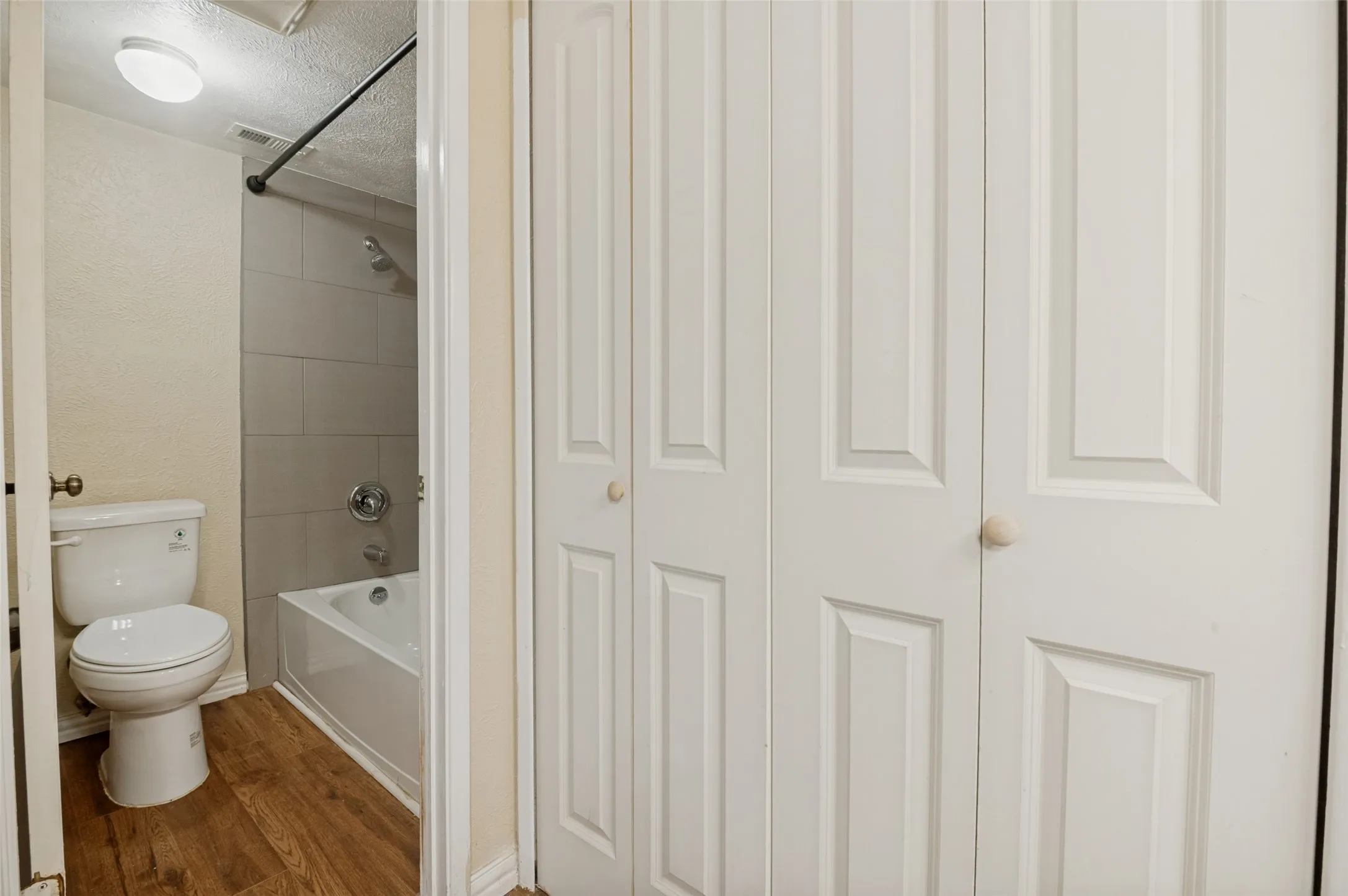 Single Family Residence For Rent in Dallas County , 7305 Pineberry Road, Dallas, Texas 75249, 2 Bedrooms, 2 Bathrooms, Garage spaces, 1,227 Sqft, built in 1982, Price $1,695, mls#21274393, Real Estate Agent in Dallas, Homes For Rent in Dallas county, Homes For Rent in Dallas, Realtor in Dallas Texas, Real Estate Brokerage Independent Realty Texas, Luminita Cordes Realtor
