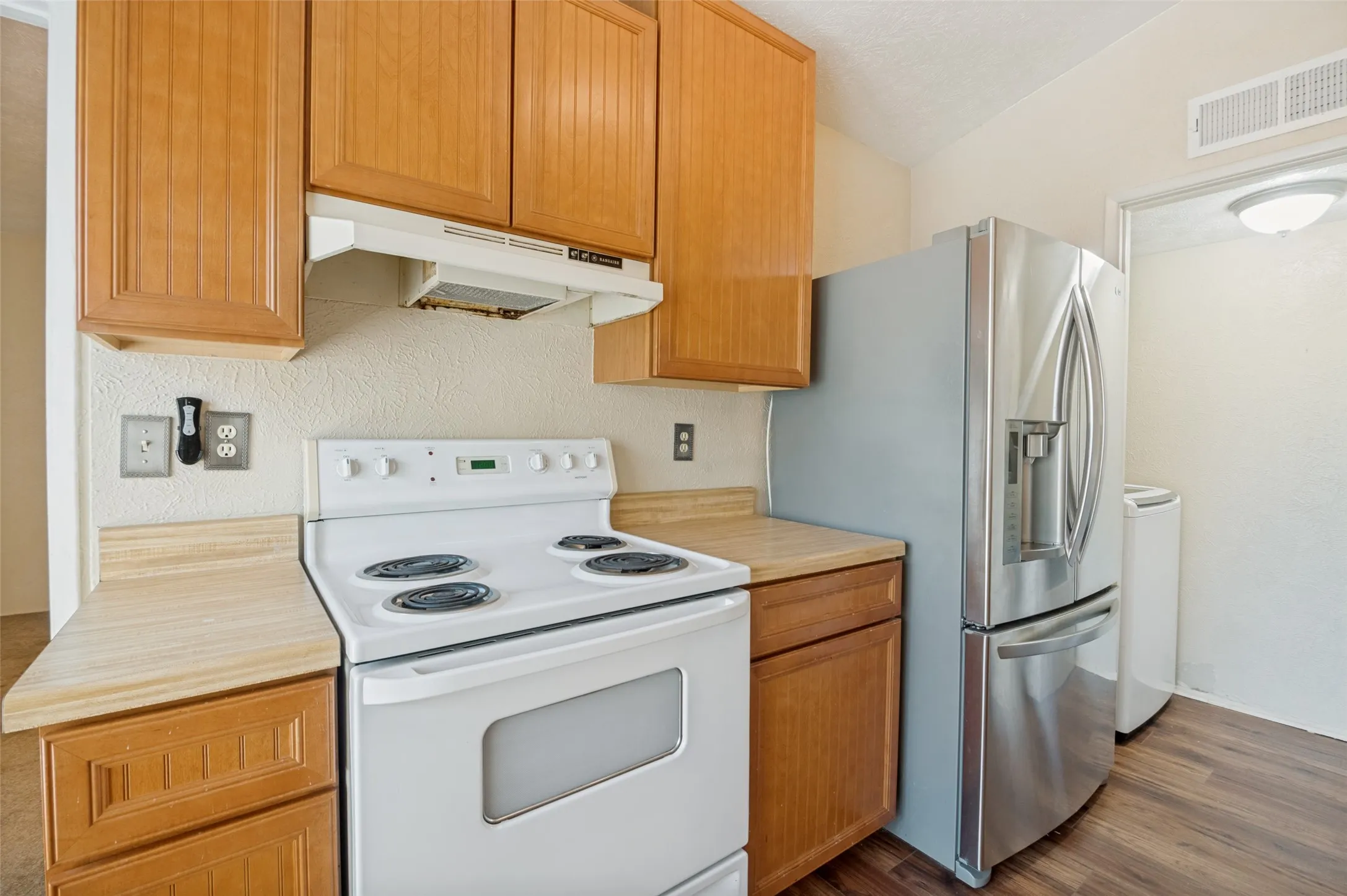 Single Family Residence For Rent in Dallas County , 7305 Pineberry Road, Dallas, Texas 75249, 2 Bedrooms, 2 Bathrooms, Garage spaces, 1,227 Sqft, built in 1982, Price $1,695, mls#21274393, Real Estate Agent in Dallas, Homes For Rent in Dallas county, Homes For Rent in Dallas, Realtor in Dallas Texas, Real Estate Brokerage Independent Realty Texas, Luminita Cordes Realtor