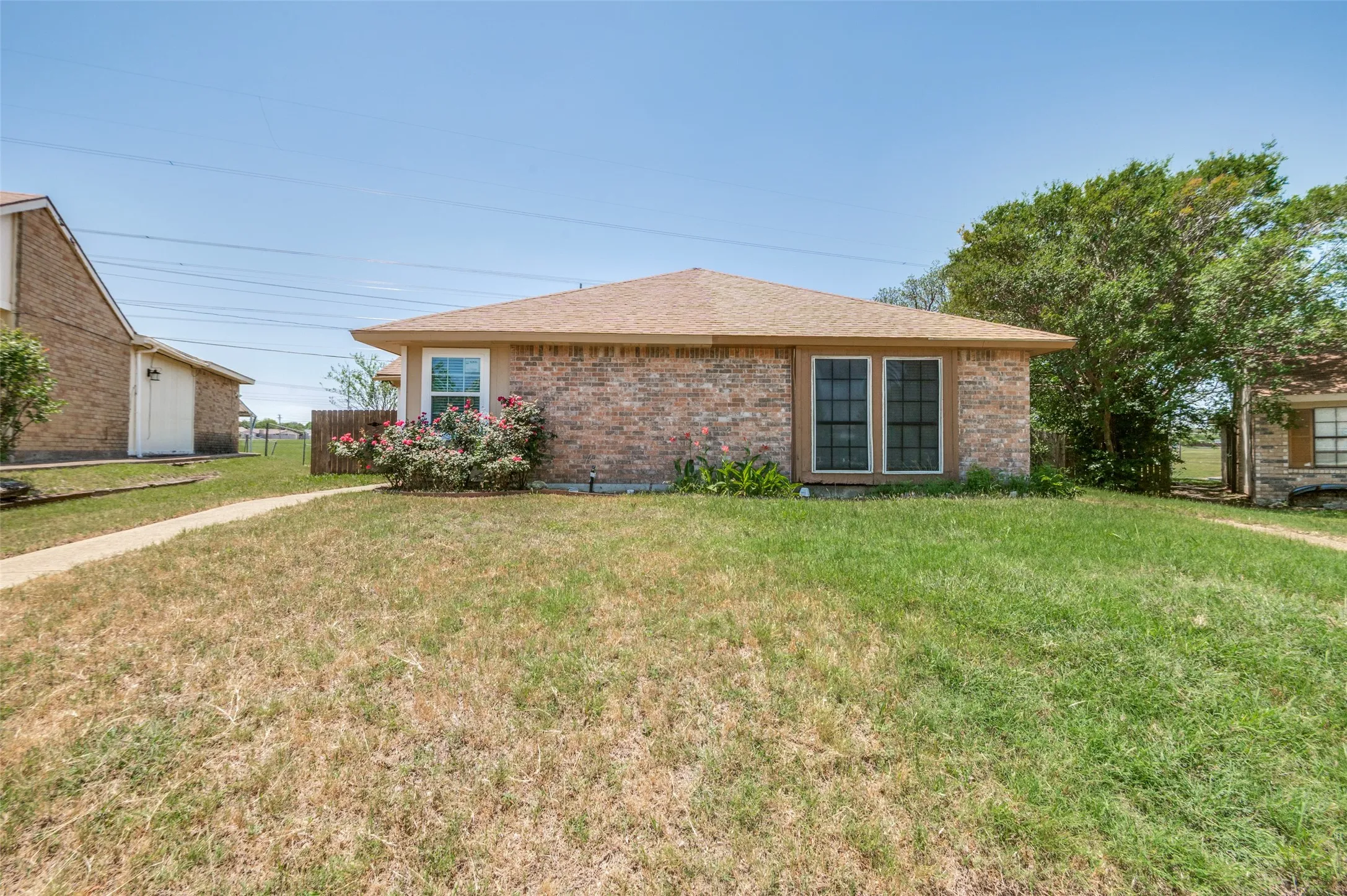 Single Family Residence For Rent in Dallas County , 7305 Pineberry Road, Dallas, Texas 75249, 2 Bedrooms, 2 Bathrooms, Garage spaces, 1,227 Sqft, built in 1982, Price $1,695, mls#21274393, Real Estate Agent in Dallas, Homes For Rent in Dallas county, Homes For Rent in Dallas, Realtor in Dallas Texas, Real Estate Brokerage Independent Realty Texas, Luminita Cordes Realtor