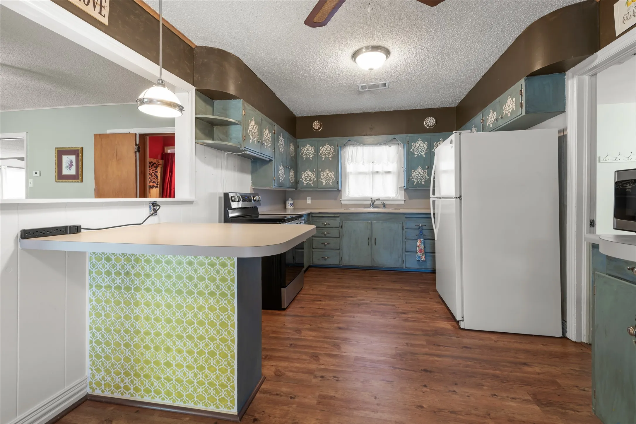Single Family Residence For Sale in Taylor County , 1002 Trundy, Merkel, Texas 79536, 3 Bedroom, 2 Bathroom, 2 Garage spaces, 1,668 Sqft, built in 1954, mls#21273750, Real Estate Agent in Merkel, Homes For Sale in Taylor county, Homes For Sale in Merkel, Realtor in Merkel Texas, Real Estate Brokerage Independent Realty Texas, Luminita Cordes Realtor